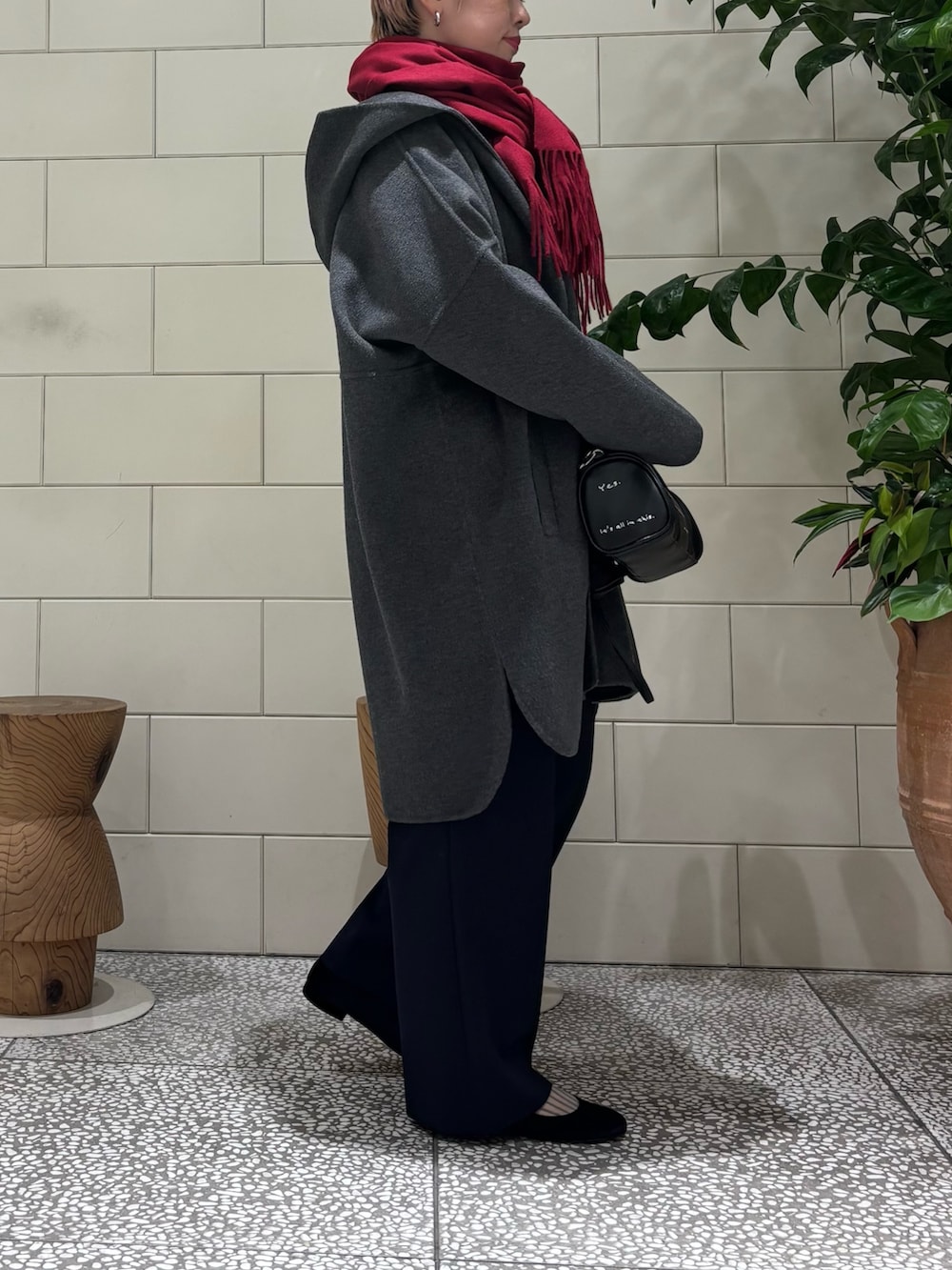 「冬コーデ、クリスマスに着たい服、マイベストコーデ2024、ニット、マフラーぐるぐる、赤、冬アウター」｜「URBAN RESEARCHのウールカシミヤストール（ストール/ショール、レッド系）」を使った、MINAMIさん（レディース・158cm）の冬コーディネートの2枚目の写真