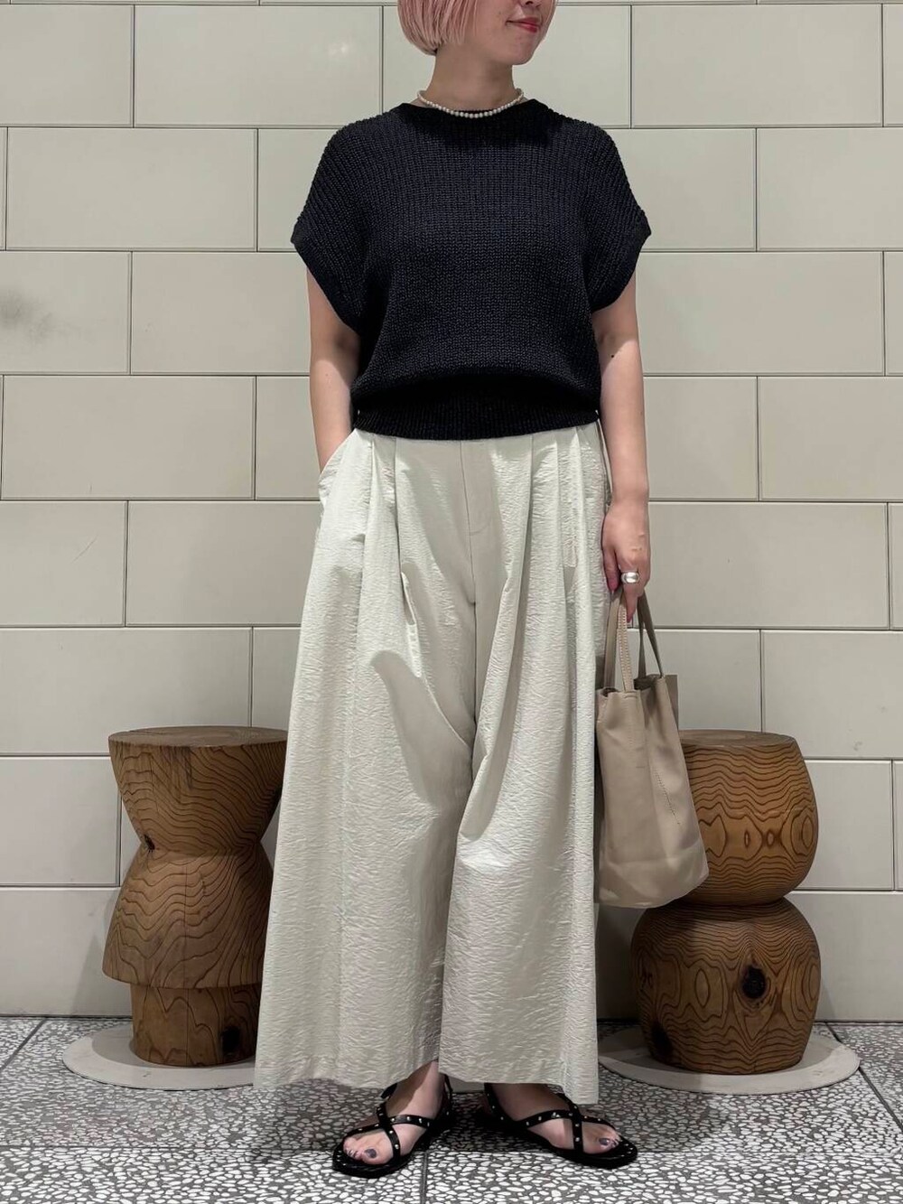 「大人カジュアル、きれいめカジュアル、URBANRESEARCH、シンプルコーデ、サンダル、newarrival、サンダルコーデ、お出かけコーデ、骨格ウェーブ、ウェーブ×ブルベ夏、夏の涼しげパンツコーデ」｜「CORSO ROMA，9のCORSO ROMA, 9　STUDS SANDAL（サンダル、ブラック系）」を使った、MINAMIさん（レディース・158cm）の夏コーディネートの3枚目の写真