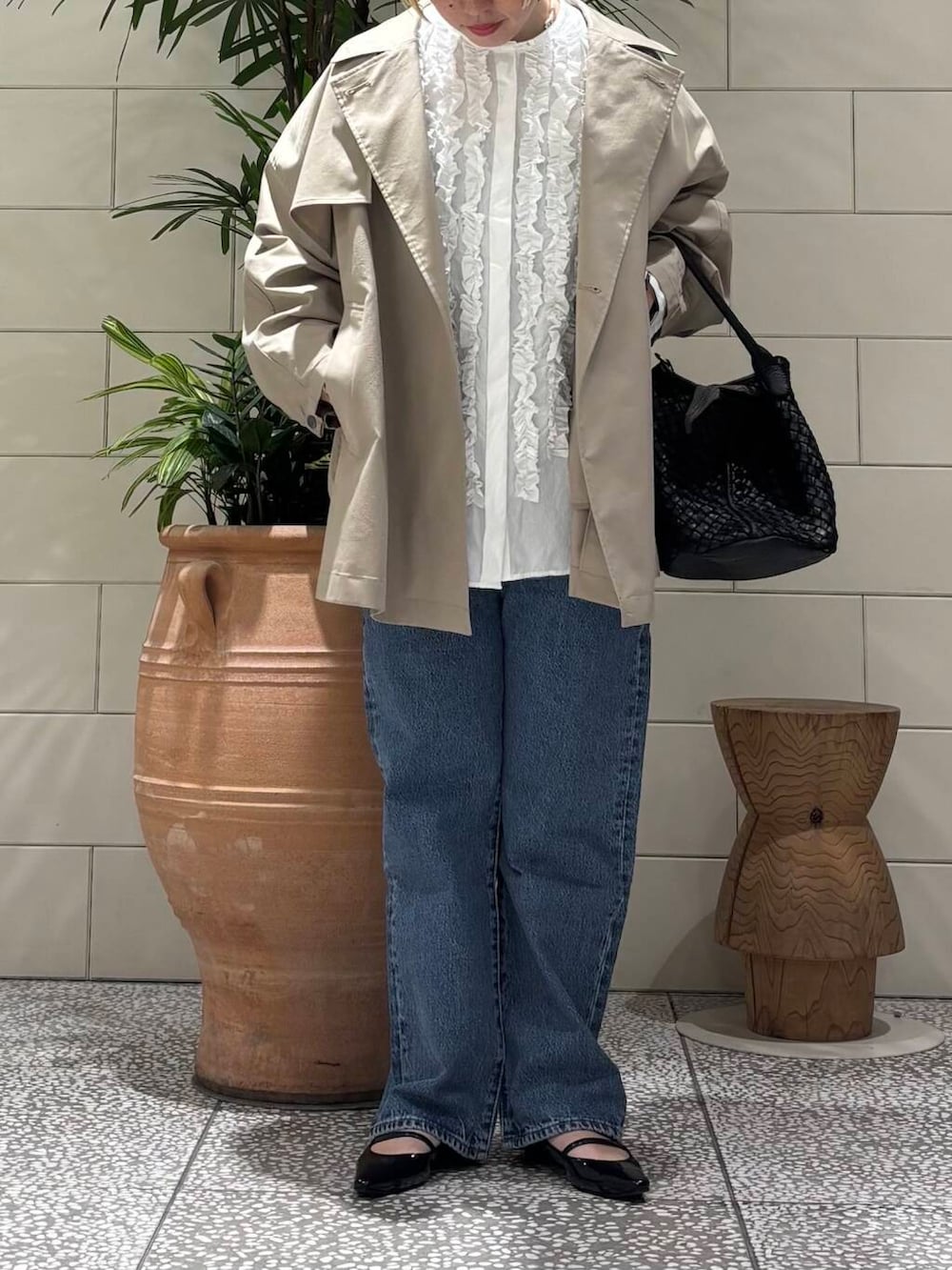 「大人カジュアル、シャツスタイル、きれいめカジュアル、URBANRESEARCH、トレンチコート、newarrival、骨格ウェーブ、ウェーブ×ブルベ夏、春アウターコーデ」｜「URBAN RESEARCHのミドル丈トレンチテントコート（トレンチコート、ベージュ系）」を使った、MINAMIさん（レディース・158cm）の春コーディネートの2枚目の写真