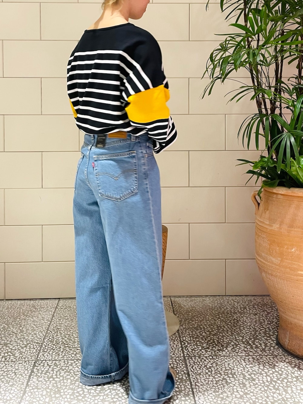 「春服みてみて、休日スタイル、デニム、オーバーサイズ、ボーダー、サンダル、グルカサンダル、別注」｜「Healthknitの『別注』Healthknit×URBAN RESEARCH　ボーダーカットソー（Tシャツ/カットソー、イエロー系）」を使った、MINAMIさん（レディース・158cm）の春コーディネートの2枚目の写真