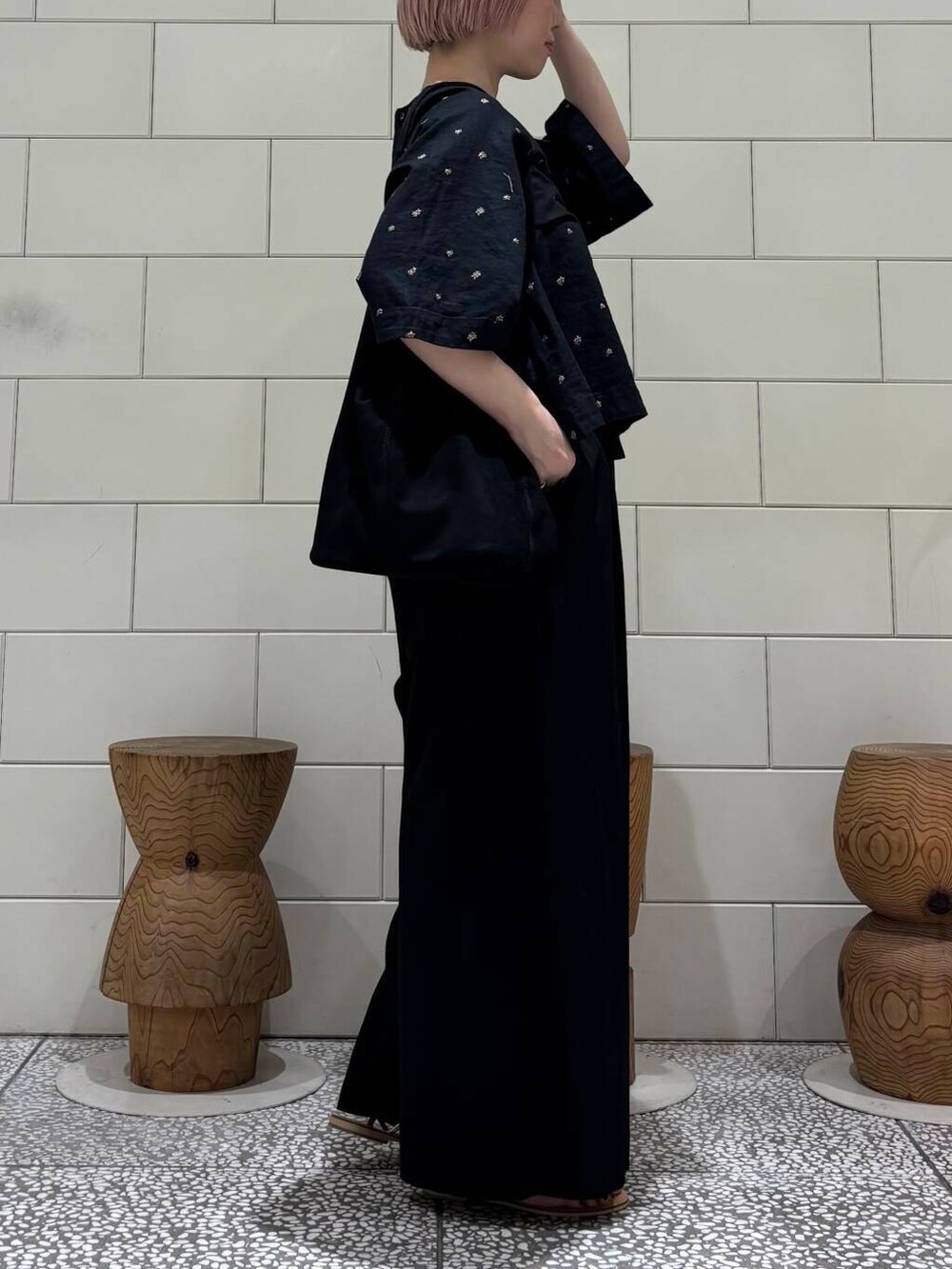 「大人カジュアル、URBANRESEARCH、サンダル、リネン、newarrival、休日スタイル、お出かけコーデ、旅行コーデ、骨格ウェーブ、ウェーブ×ブルベ夏、ここでしか手に入らない別注アイテム、私のイチ推しブランド、初夏パンツ」｜「URBAN RESEARCHのコットンギャザーワイドパンツ（その他パンツ、ブラック系）」を使った、MINAMIさん（レディース・158cm）の春コーディネートの3枚目の写真