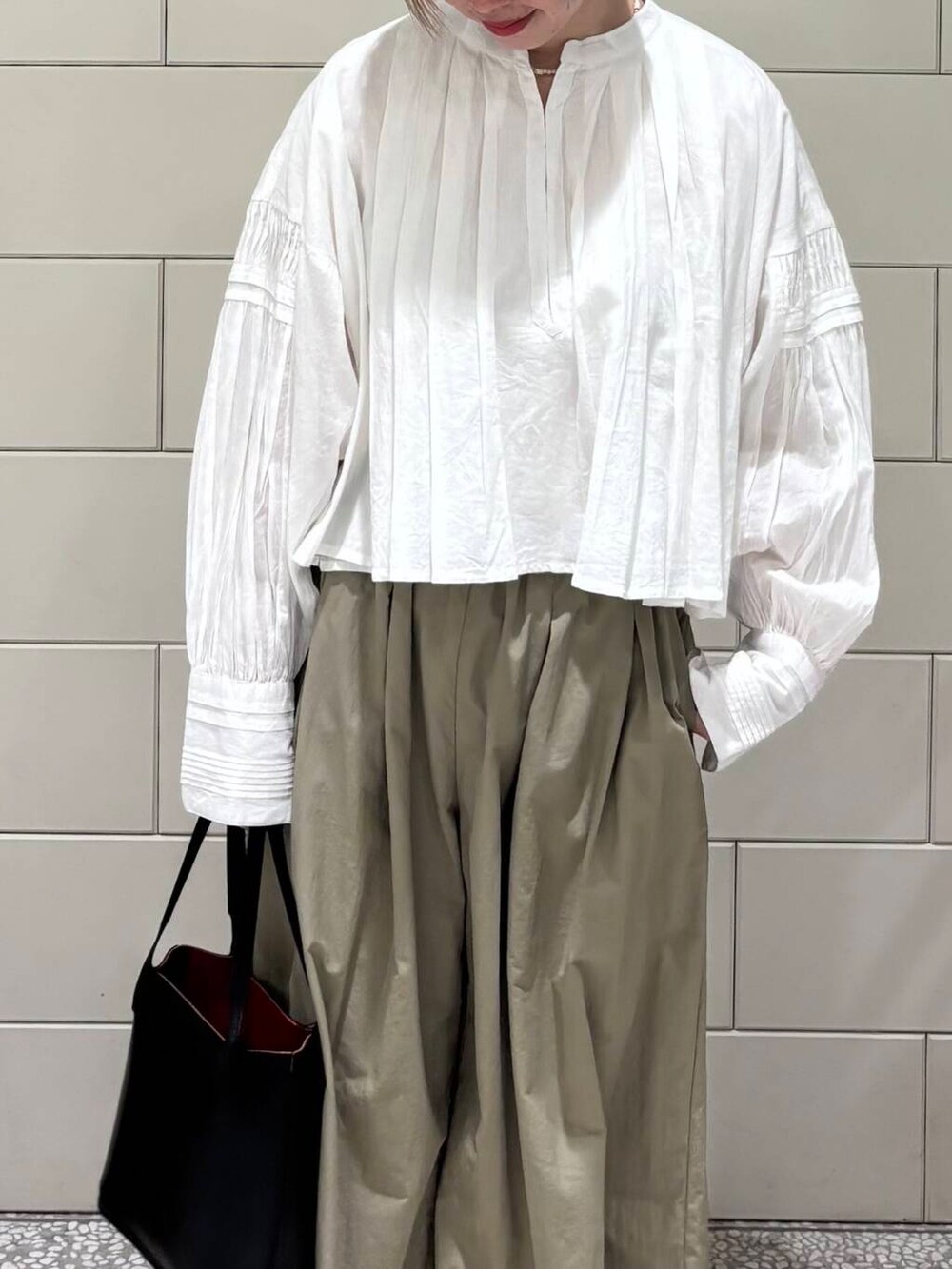 「大人カジュアル、ワイドパンツ、URBANRESEARCH、ブラウス、newarrival、休日スタイル、骨格ウェーブ、ウェーブ×ブルベ夏、即戦力ブラウスコーデ、ブラウスが主役の春コーデ」｜「URBAN RESEARCHの『UR TECH』ギャザーワイドパンツ（その他パンツ、ベージュ系）」を使った、MINAMIさん（レディース・158cm）の春コーディネートの5枚目の写真