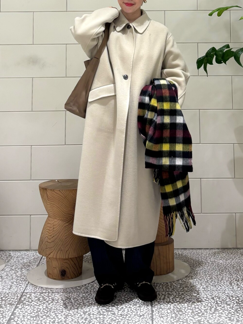 「デートコーデ、チェック、大人女子、お出かけコーデ、デニム、ロングコート」｜「URBAN RESEARCHのsuper120 リバーステンカラーコート（ステンカラーコート、ベージュ系）」を使った、MINAMIさん（レディース・158cm）の秋コーディネートの3枚目の写真