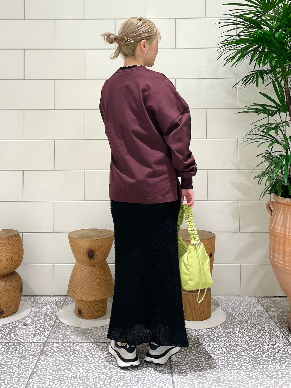 「冬を彩る色いろコーデ、休日スタイル、スニーカー、プチプラ、チョコ色に染まれ、スポーツミックス、ootd」｜「LAATOのPAD LONG T-SHIRTS（Tシャツ/カットソー、ブラウン系）」を使った、MINAMIさん（レディース・158cm）の冬コーディネートの3枚目の写真