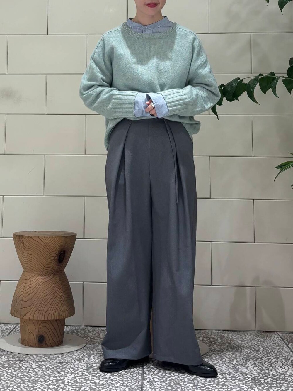 ブルー系のTシャツ/カットソー、ブルー系のニット/セーター、グレー系のその他パンツを着用したレディースの冬コーディネートの2枚目の写真