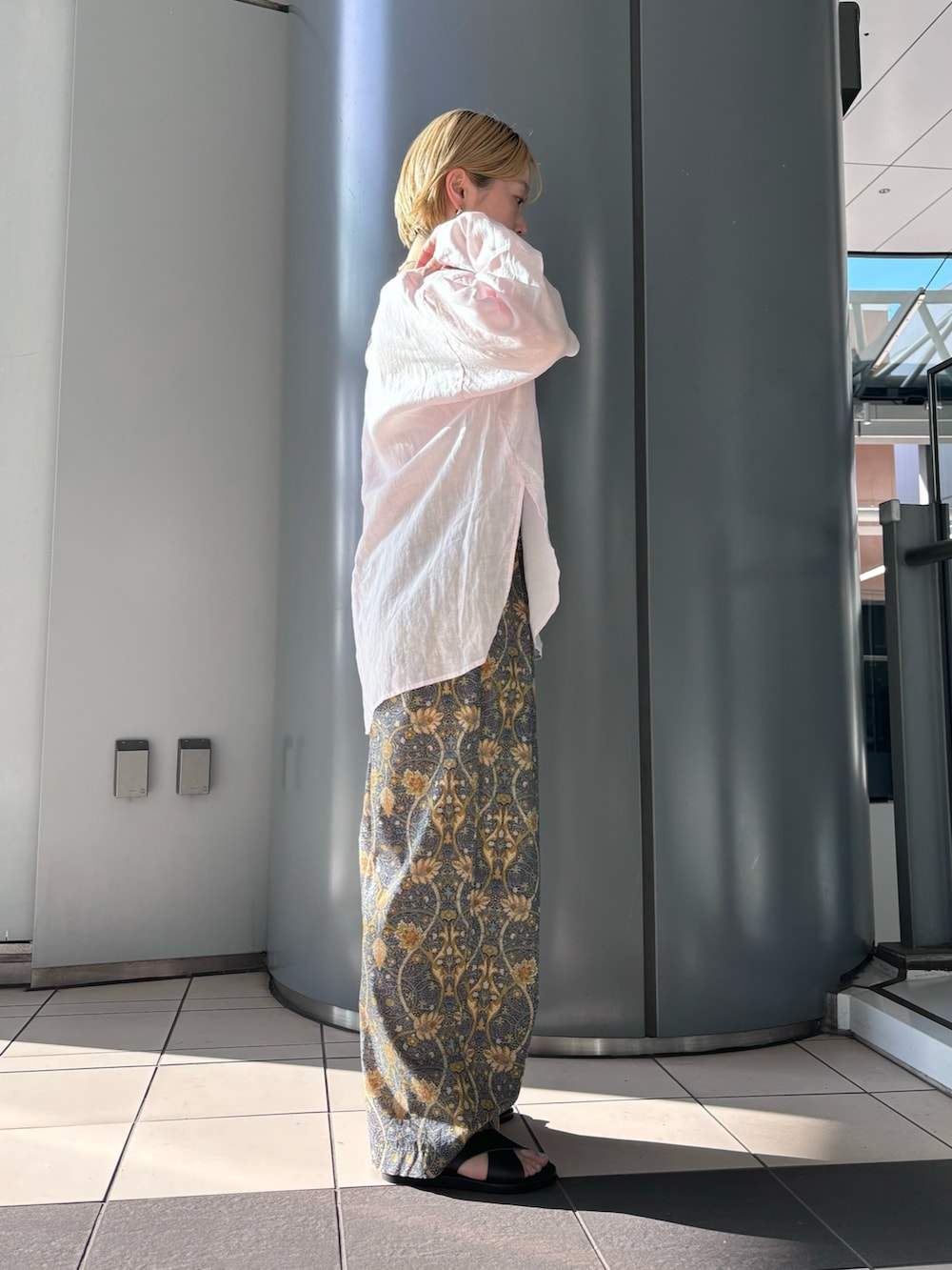 「デートコーデ、淡色コーデ、シアートップス、パステルカラー、休日スタイル、リラックススタイル、ピンク、夏コーデ」｜「URBAN RESEARCHのラミーブラウス（シャツ/ブラウス、ピンク系）」を使った、MINAMIさん（レディース・158cm）の春コーディネートの2枚目の写真