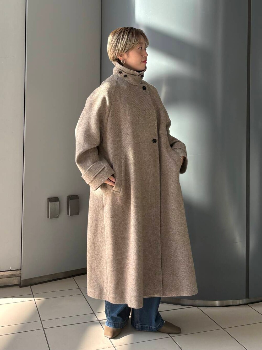 「カジュアルコーデ、URBANRESEARCH、newarrival、ブルベ夏、骨格ウェーブ、ウェーブ×ブルベ夏、ウェーブ×カジュアル、ウェーブ×着やせ、即着デニムコーデ、私の推し新作アイテム、先取り秋カラーコーデ」｜「URBAN RESEARCHのペインターデニムパンツ（デニムパンツ、ブルー系）」を使った、MINAMIさん（レディース・158cm）の夏コーディネートの2枚目の写真