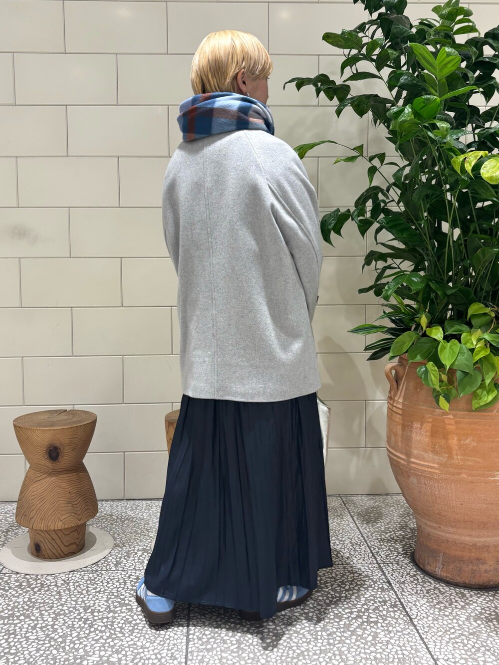 「日常に魔法を、スニーカー、秋コーデ、休日スタイル、スウェット、オトナカジュアル」|「URBAN RESEARCH ROSSO WOMENのカシミヤ混チェックストール(ストール/ショール、ブルー系)」を使った、MINAMIさん(レディース・158cm)の秋コーディネートの4枚目の写真