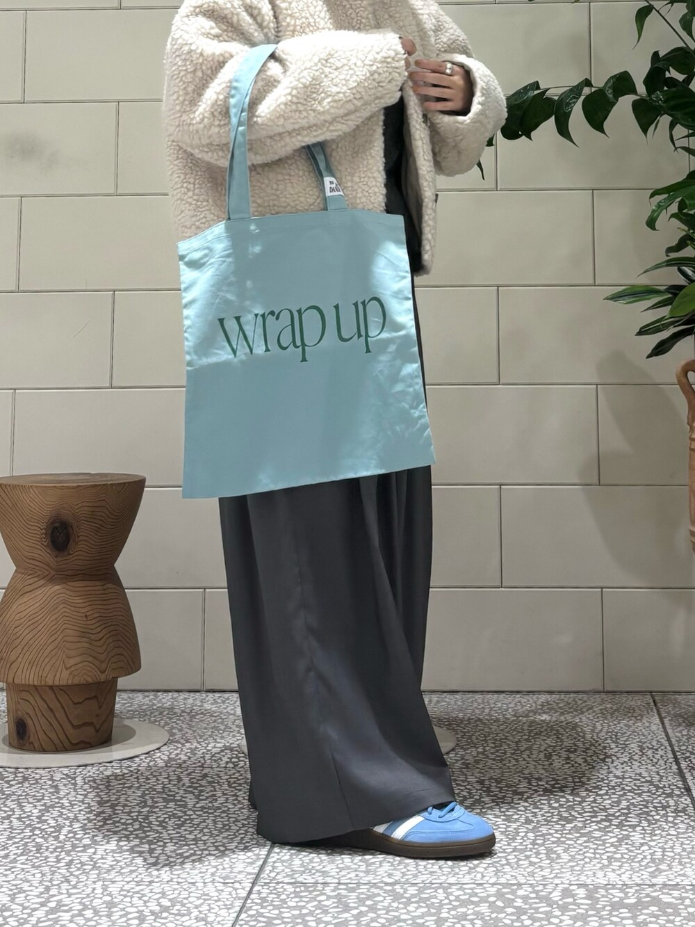 グレー系のカーディガン/ボレロ、ホワイト系のその他アウター、グレー系のその他パンツを着用したレディースの秋コーディネートの3枚目の写真