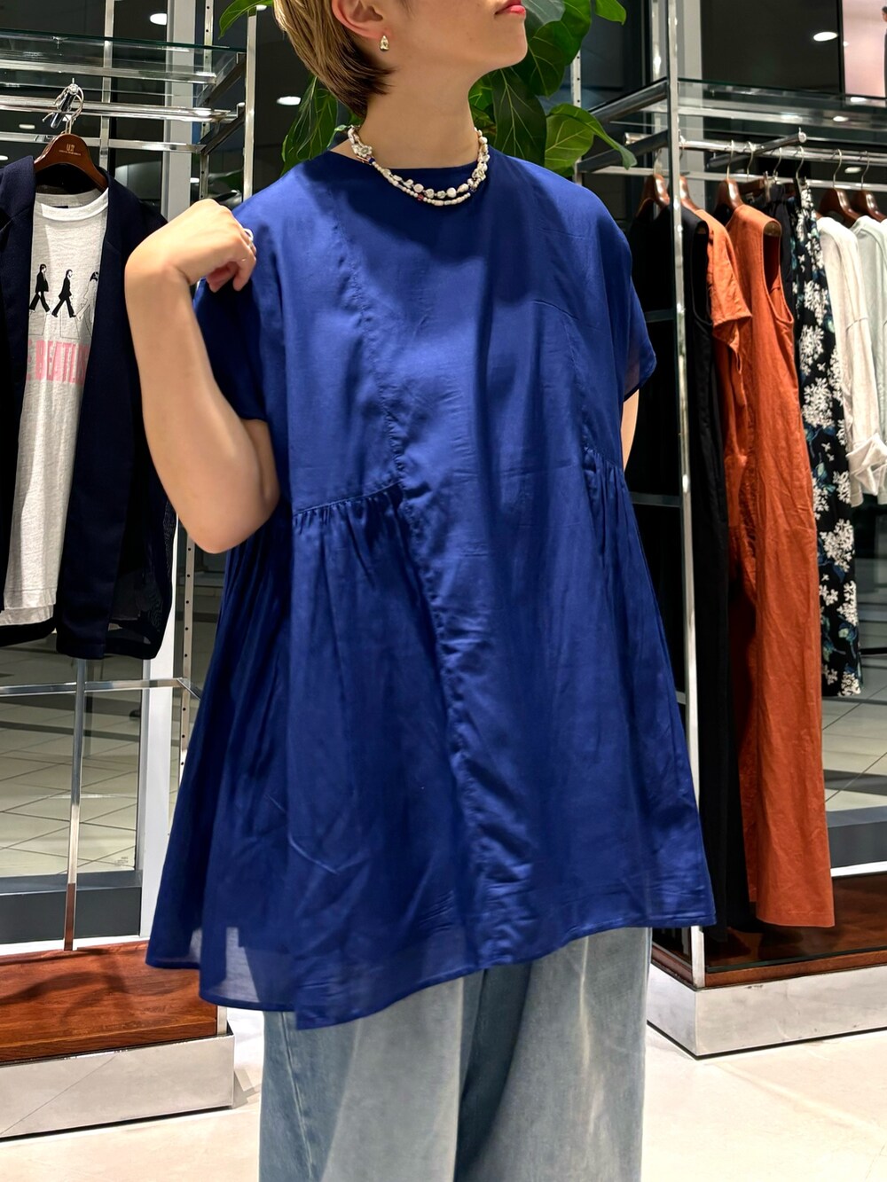 「夏コーデ、デニム、きれいめカジュアル、大人可愛い、シャツ/ブラウス」｜「かぐれのレーヨンコットン2WAYブラウス（シャツ/ブラウス、ブルー系）」を使った、MINAMIさん（レディース・158cm）の夏コーディネートの2枚目の写真