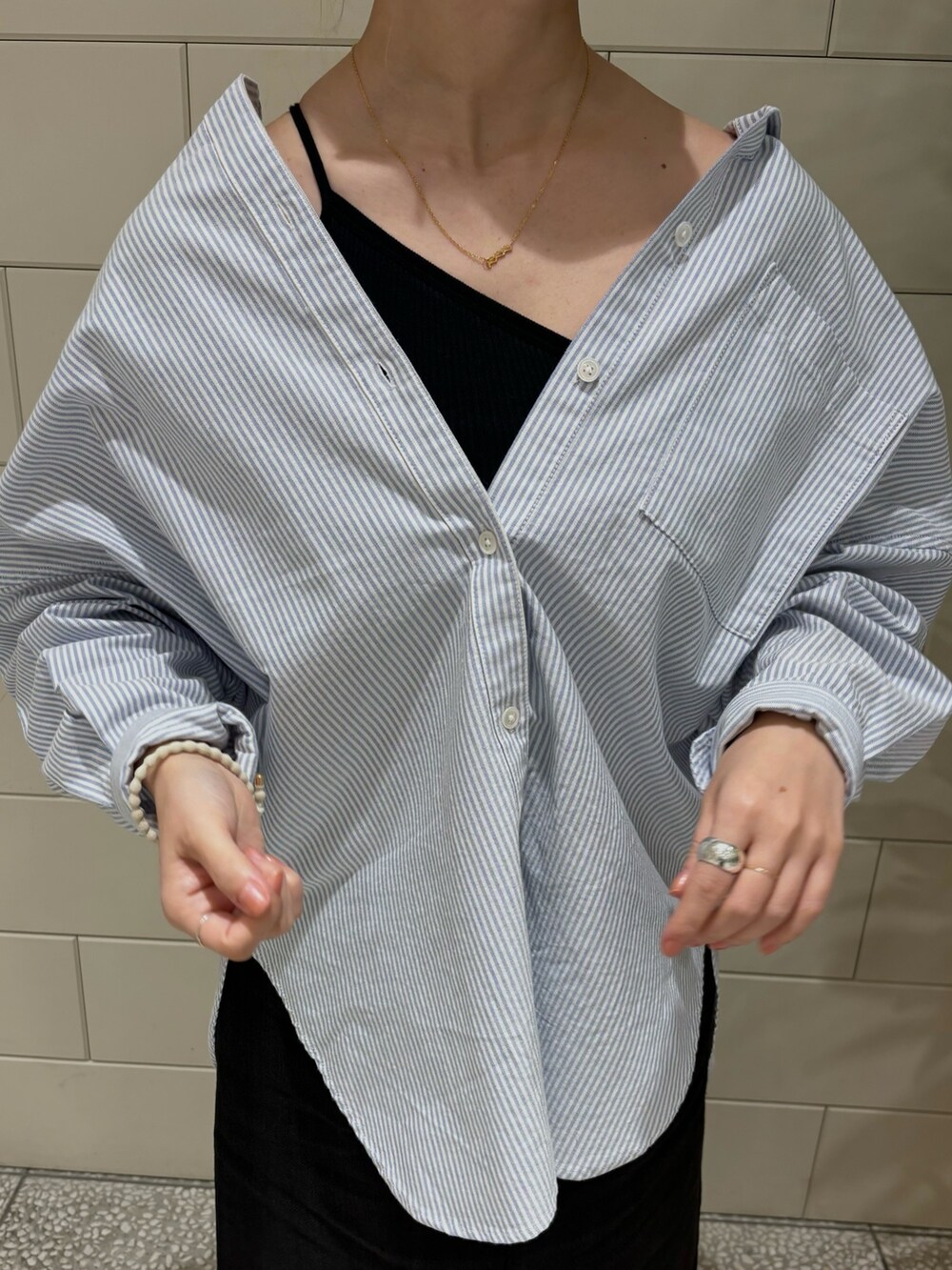 「春のおしゃ見えテクニック、春コーデ、春服みてみて、お出かけコーデ、シンプルコーデ、大人カジュアル、スカート、シャツスタイル」｜「URBAN RESEARCHのオックスオーバーシャツ（シャツ/ブラウス、その他）」を使った、MINAMIさん（レディース・158cm）の春コーディネートの3枚目の写真