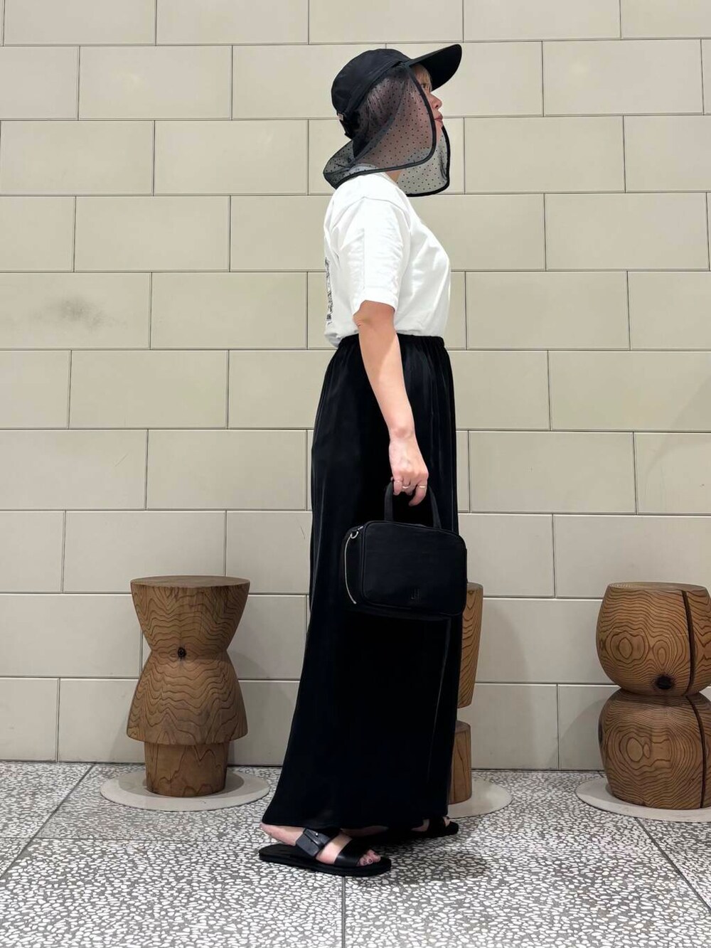 「大人カジュアル、モノトーン、Tシャツ、スポーツミックス、URBANRESEARCH、サンダル、ドット、newarrival、休日スタイル、サンダルコーデ、お出かけコーデ、紫外線対策、骨格ウェーブ、ウェーブ×ブルベ夏、私のイチ推しブランド」｜「URBAN RESEARCHのレザーサンダル（サンダル、ブラック系）」を使った、MINAMIさん（レディース・158cm）の春コーディネートの2枚目の写真
