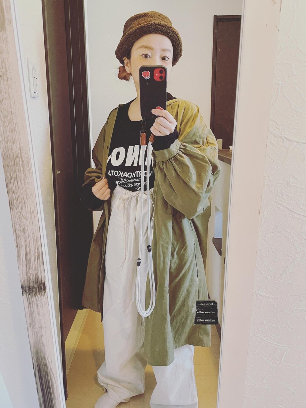 グリーン系のシャツ/ブラウス、ブラック系のTシャツ/カットソー、ホワイト系のオールインワン・サロペットを着用したレディースの秋コーディネートの2枚目の写真