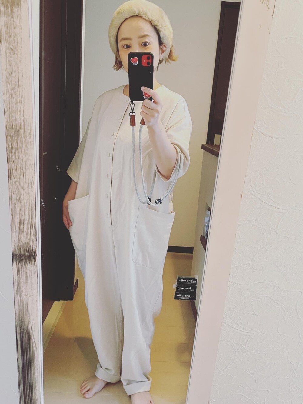 ホワイト系のジャケット/アウター、ホワイト系のサロペット/オーバーオール、ベージュ系のヘアバンドを着用したレディースの秋コーディネートの3枚目の写真