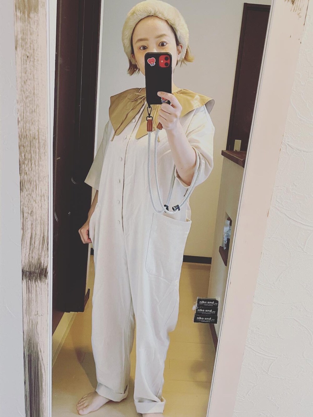 ホワイト系のジャケット/アウター、ホワイト系のサロペット/オーバーオール、ベージュ系のヘアバンドを着用したレディースの秋コーディネートの2枚目の写真