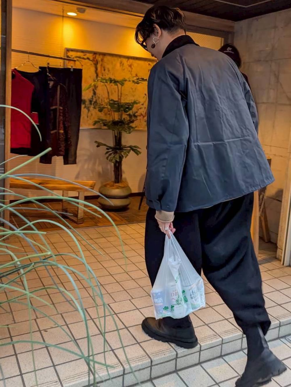 ブルー系のブルゾン、ブラック系のスラックスを着用したメンズの秋コーディネートの2枚目の写真