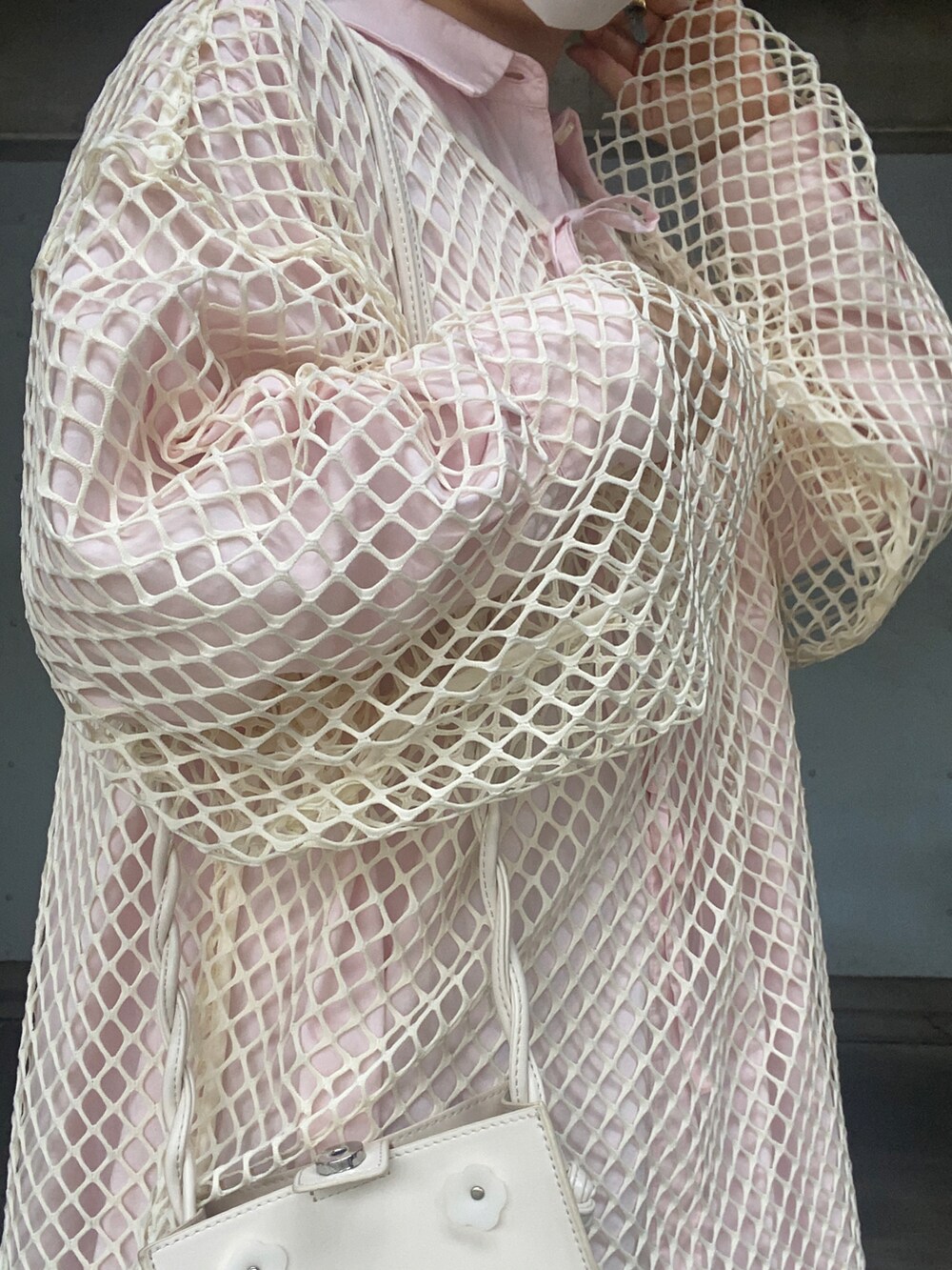 ホワイト系のその他シューズ、ピンク系のシャツワンピース、ホワイト系のTシャツ/カットソーを着用したレディースの夏コーディネートの2枚目の写真