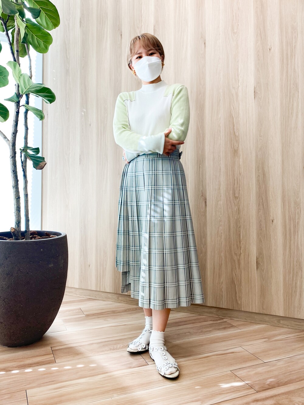 ホワイト系のサンダル、ホワイト系のニット/セーター、グリーン系のスカートを着用したレディースの秋コーディネートの5枚目の写真