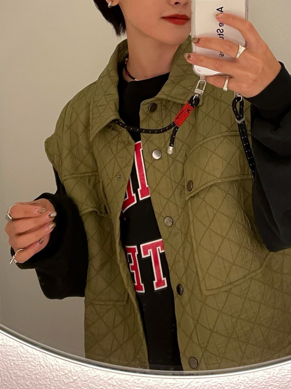 ベージュ系のエコバッグ/サブバッグ、ベージュ系のスカート、ブラック系のブーツを着用したレディースの秋コーディネートの2枚目の写真