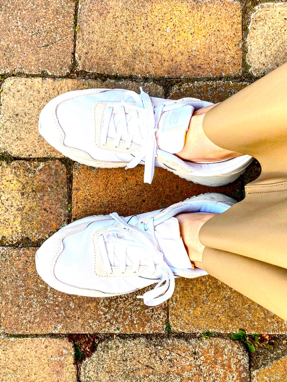 ブラック系のスニーカーを着用したレディースの春コーディネートの2枚目の写真