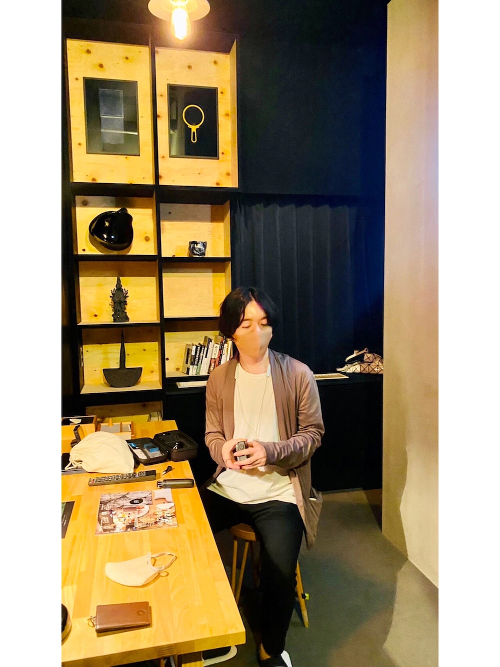 ブラック系のバックパック/リュック、ブラック系のその他パンツ、ホワイト系のスニーカーを着用したメンズの夏コーディネートの2枚目の写真