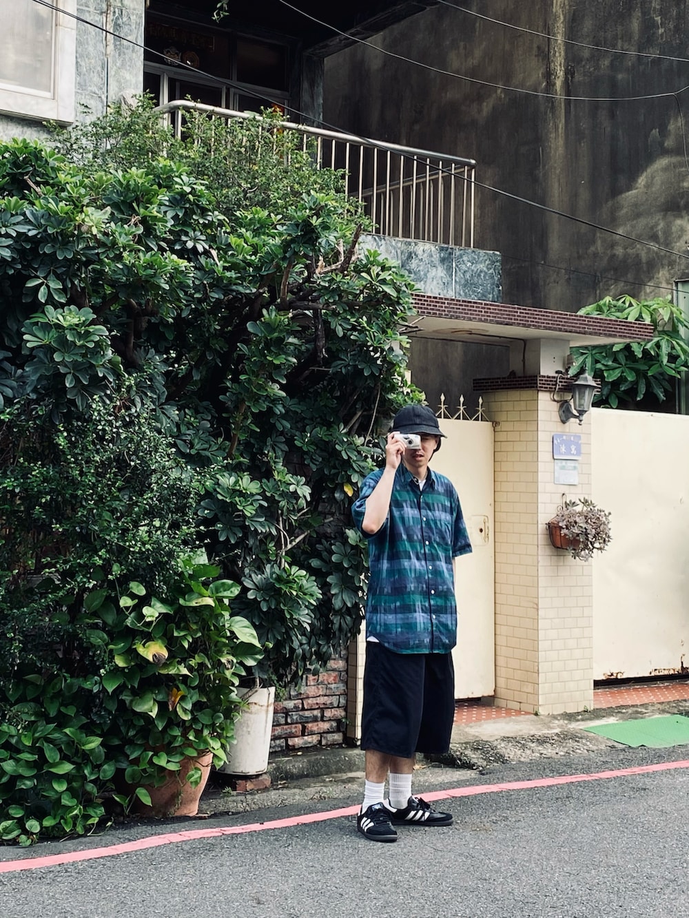 ブルー系のシャツ/ブラウス、ブルー系のその他パンツ、ブラック系のスニーカーを着用したメンズの秋コーディネートの2枚目の写真