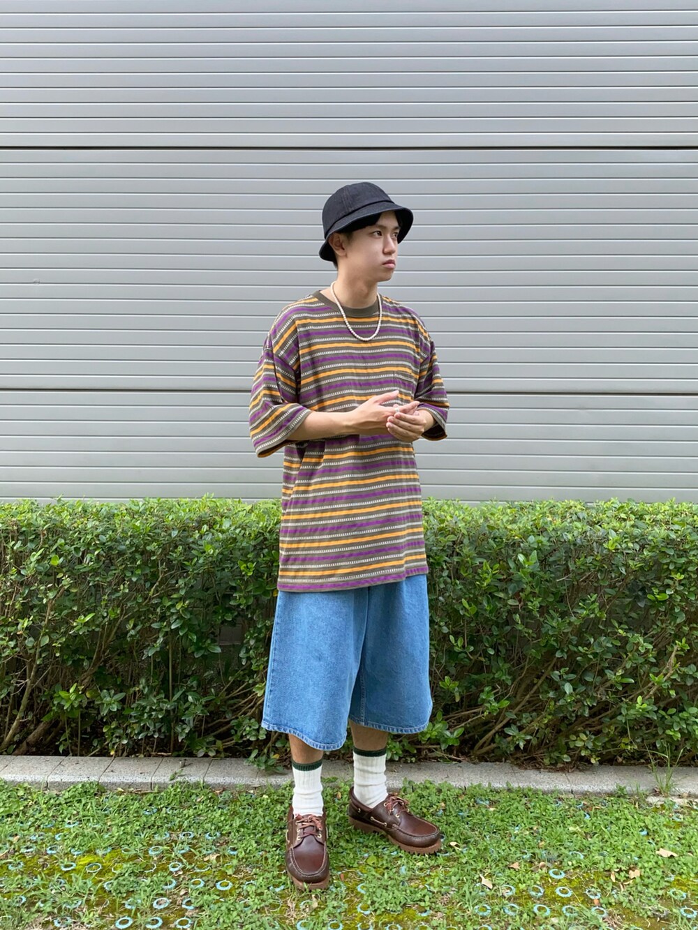 グリーン系のTシャツ/カットソー、ブルー系のその他パンツ、レッド系のスニーカーを着用したメンズの夏コーディネートの3枚目の写真