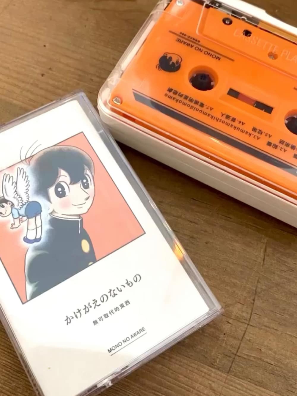 ブルー系のボディバッグ/ウエストポーチ、ブラック系のシャツ/ブラウス、ベージュ系のその他パンツを着用したメンズの春コーディネートの4枚目の写真