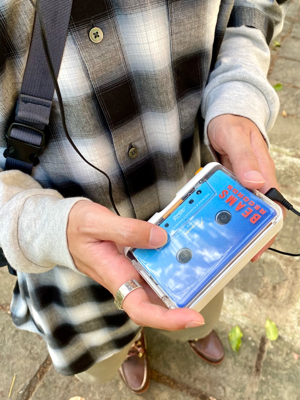 ブルー系のボディバッグ/ウエストポーチ、ブラック系のシャツ/ブラウス、ベージュ系のその他パンツを着用したメンズの春コーディネートの3枚目の写真