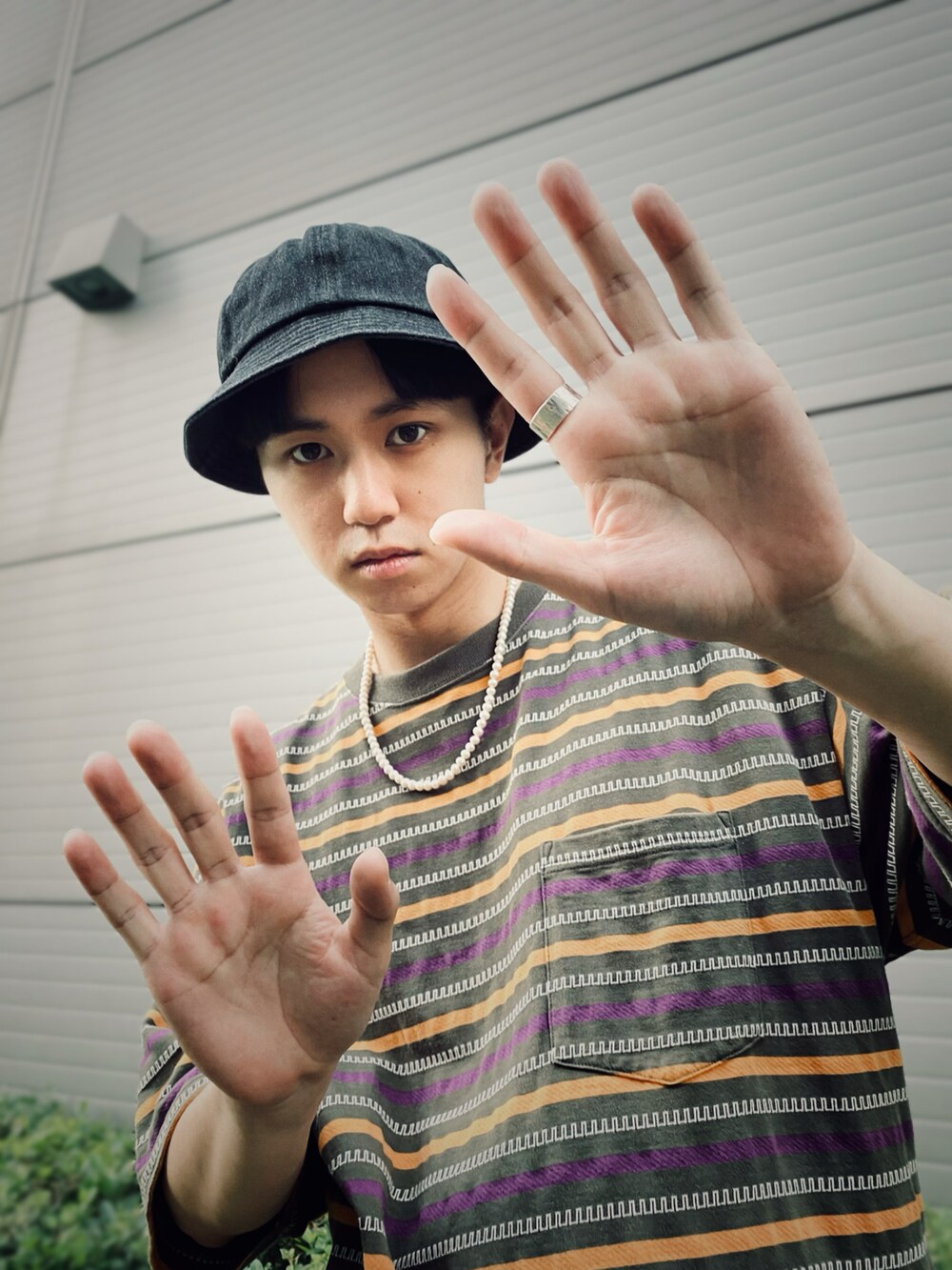 グリーン系のTシャツ/カットソー、ブルー系のその他パンツ、レッド系のスニーカーを着用したメンズの夏コーディネートの2枚目の写真