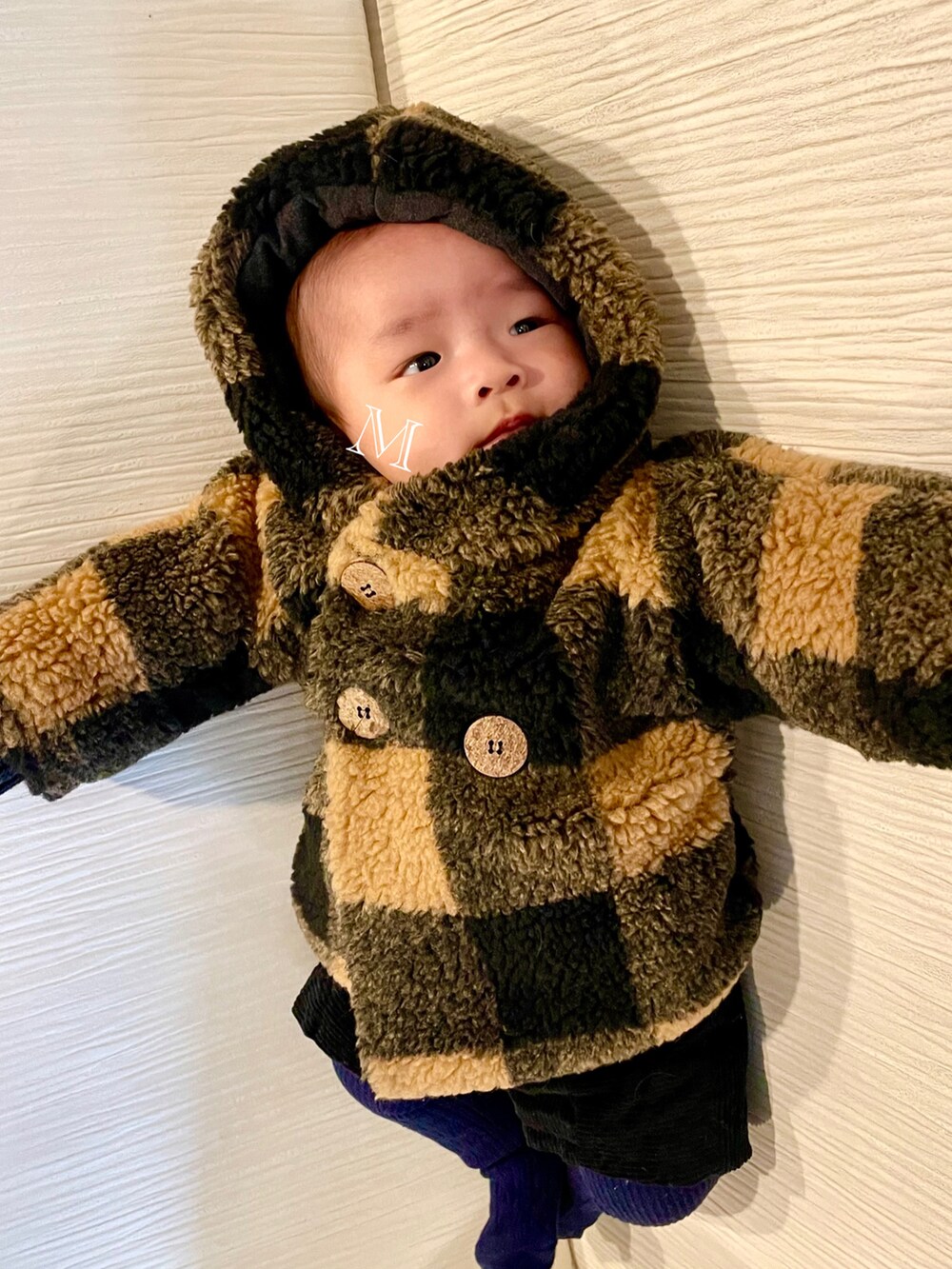 ブラウン系のジャケット/アウター、ブラック系のサロペット/オーバーオール、ブルー系のタイツ/ストッキングを着用したキッズの冬コーディネートの2枚目の写真