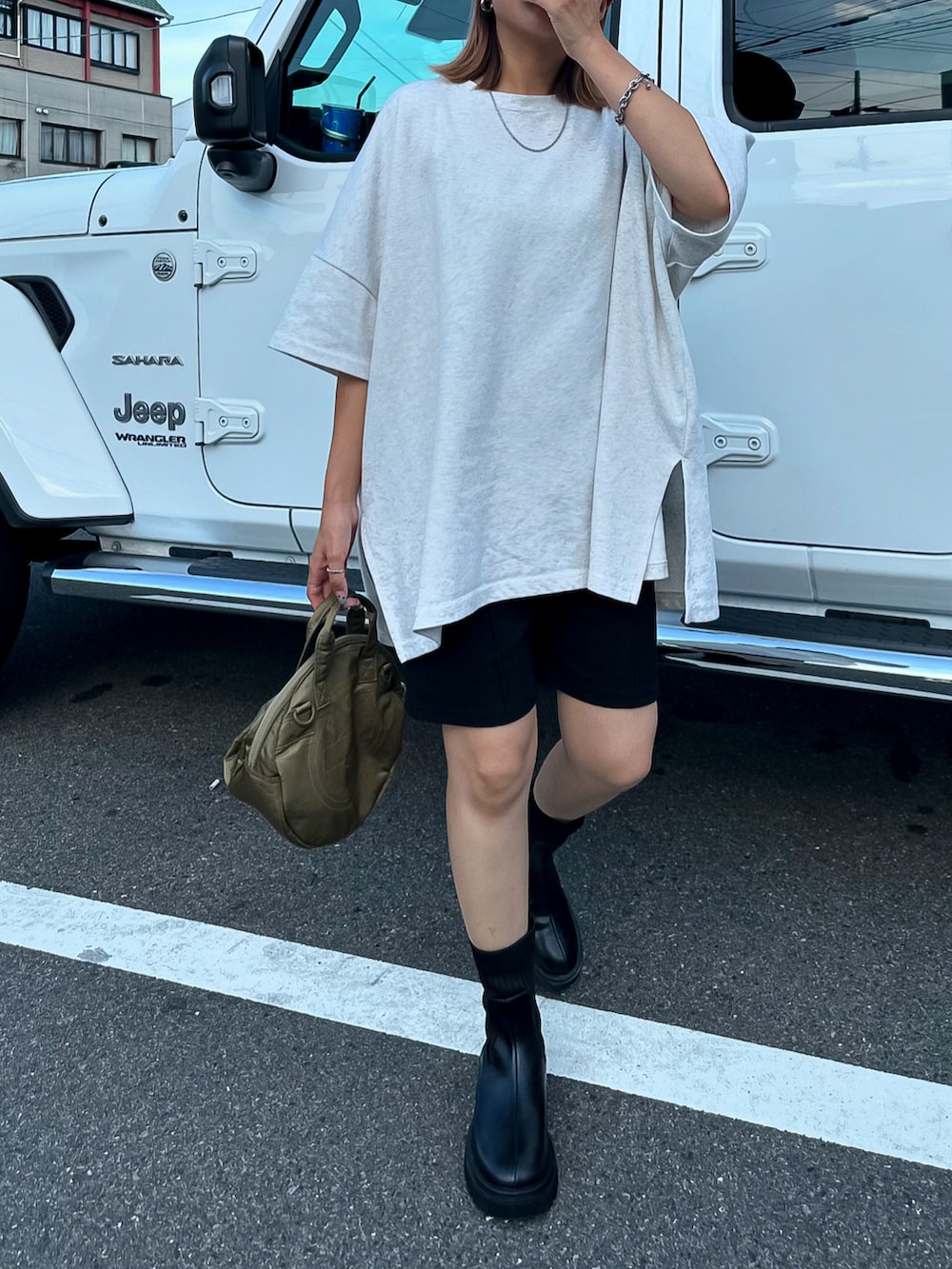 「秋服準備はじめました、カジュアルスタイル、お出かけコーデ、パンツスタイル、シンプルコーデ、tiptop、tiptop_pocket、tipコーデ、30代コーデ、低身長コーデ、プチプラ、ラフコーデ、モノトーンコーデ、シンプル、ラクチンコーデ」｜「tiptopの【2サイズ展開】アソートショートブーツ（ブーツ、ブラック系）」を使った、MIHOさん（レディース・151cm）の夏コーディネートの5枚目の写真