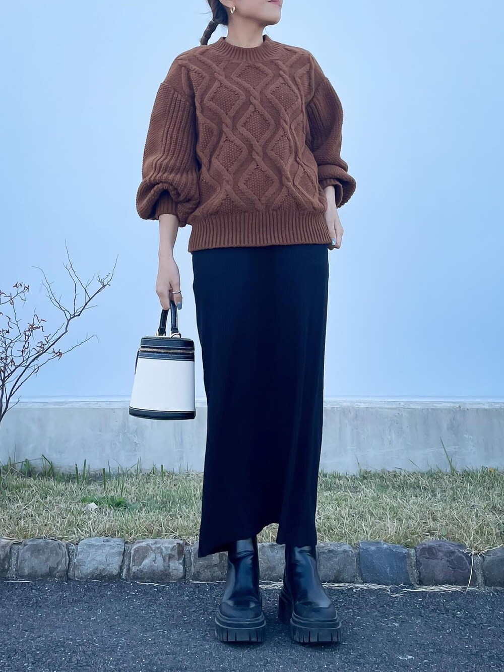 「秋服、秋冬、オトナ女子、シンプルコーデ、低身長女子、秋カラー、ニット、冬のコーデ、ラクチンコーデ、ZARA、NOMINE、ノミネ、ブーツスタイル、ブラウン、スカート」｜「NOMINEの【WEB限定カラーあり】アランダイヤ柄ボリュームスリーブニット（ニット/セーター、イエロー系）」を使った、MIHOさん（レディース・152cm）の秋コーディネートの3枚目の写真