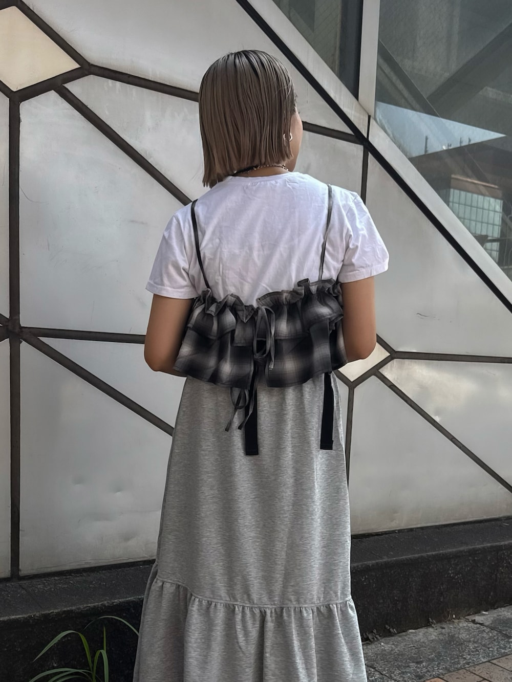 グレー系のスカート、ブラック系のキャミソール、ホワイト系のTシャツ/カットソーを着用したレディースの夏コーディネートの4枚目の写真