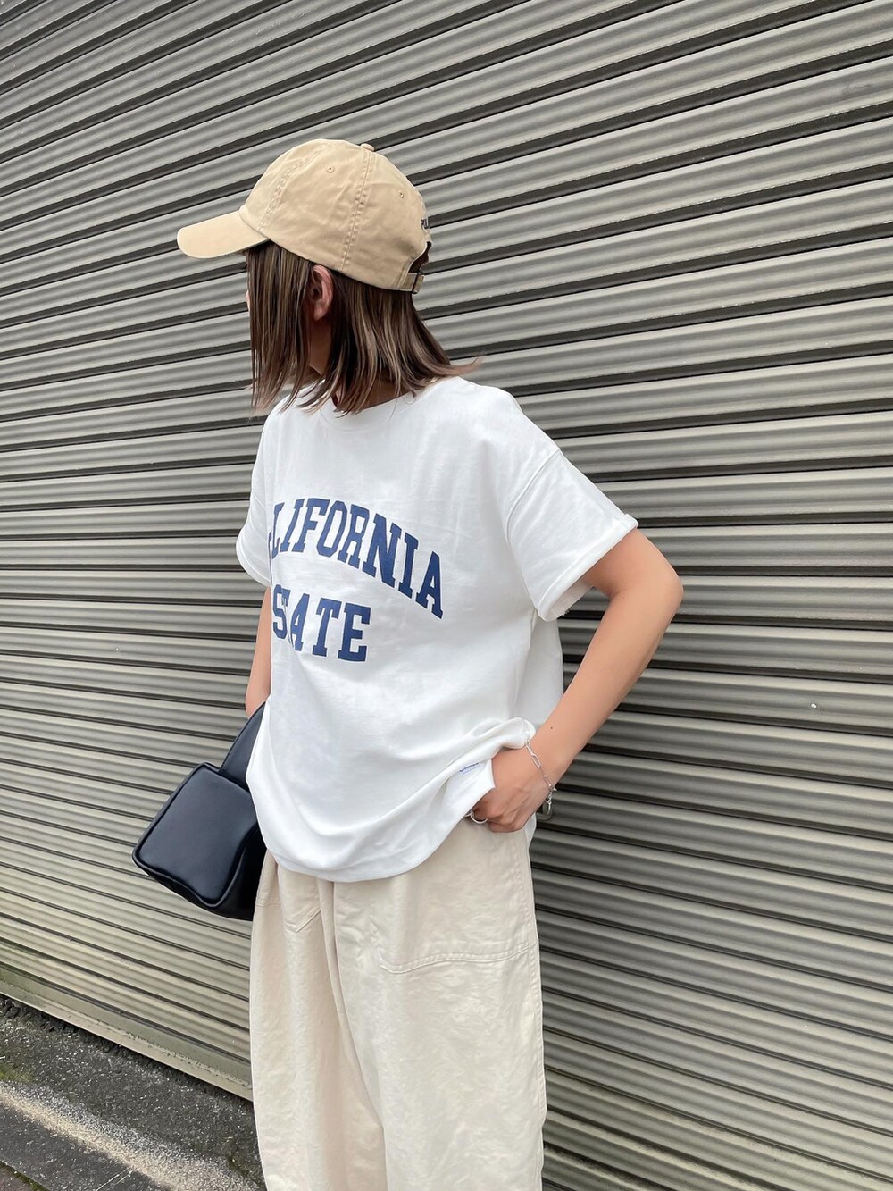 「ごきげんウィーク、ラフ、メンズライク、休日スタイル、オトナカジュアル、ラクチンコーデ、春夏コーデ、アウトドアスタイル、NIKE、Polo Ralph Lauren、キャップ、ロゴT、キャナルジーン(CANAL JEAN)、ママコーデ、ゆるコーデ」｜「OMNESのバスク生地 ロゴプリントフレンチスリーブTシャツ 半袖Tシャツ（Tシャツ/カットソー、ホワイト系）」を使った、MIHOさん（レディース・152cm）の春コーディネートの3枚目の写真