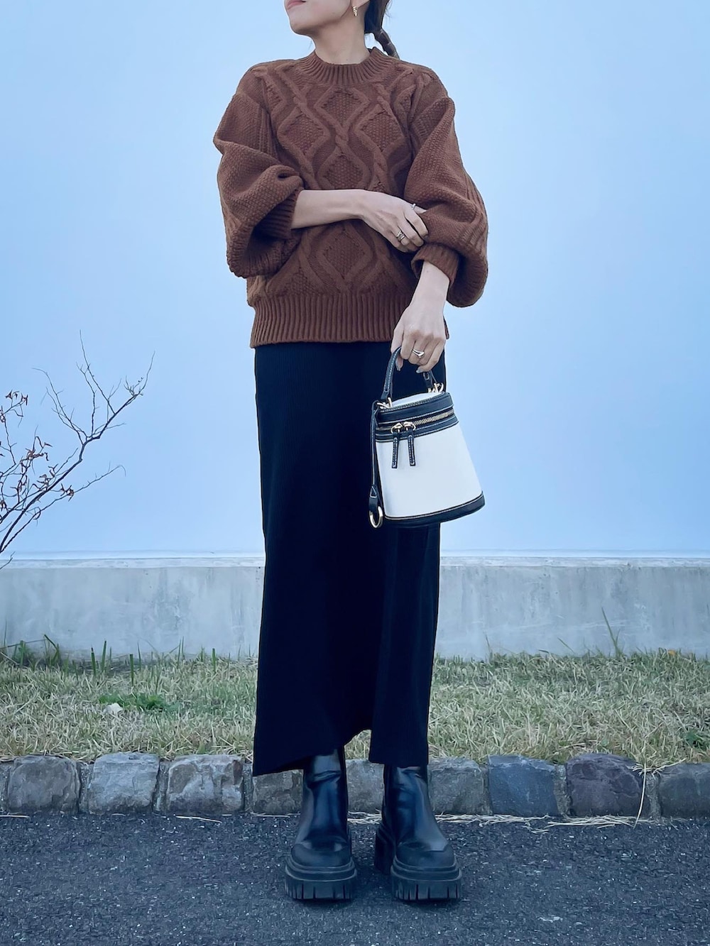 「秋服、秋冬、オトナ女子、シンプルコーデ、低身長女子、秋カラー、ニット、冬のコーデ、ラクチンコーデ、ZARA、NOMINE、ノミネ、ブーツスタイル、ブラウン、スカート」｜「NOMINEの【WEB限定カラーあり】アランダイヤ柄ボリュームスリーブニット（ニット/セーター、イエロー系）」を使った、MIHOさん（レディース・152cm）の秋コーディネートの2枚目の写真