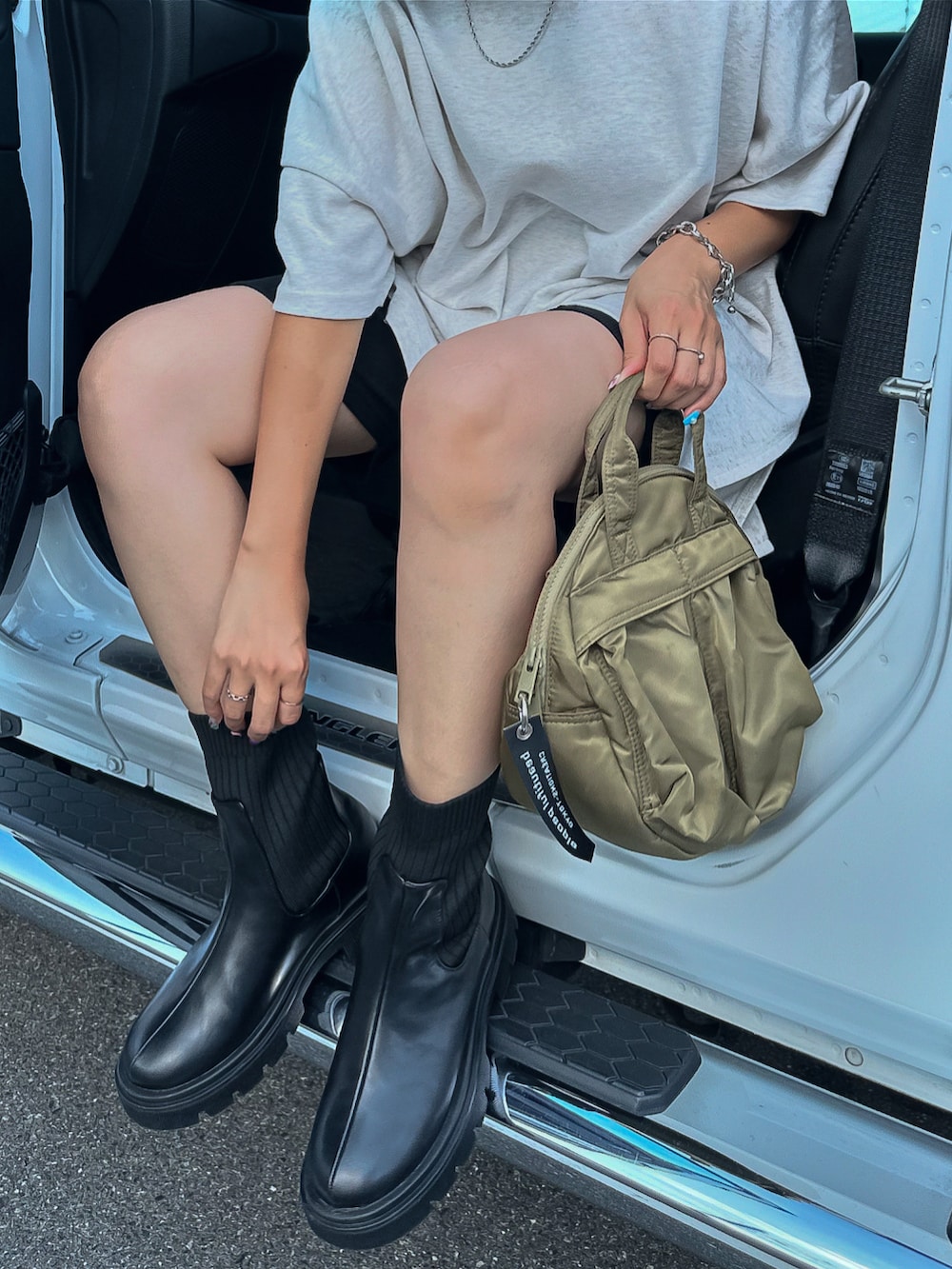 「秋服準備はじめました、カジュアルスタイル、お出かけコーデ、パンツスタイル、シンプルコーデ、tiptop、tiptop_pocket、tipコーデ、30代コーデ、低身長コーデ、プチプラ、ラフコーデ、モノトーンコーデ、シンプル、ラクチンコーデ」｜「tiptopの【2サイズ展開】アソートショートブーツ（ブーツ、ブラック系）」を使った、MIHOさん（レディース・151cm）の夏コーディネートの2枚目の写真