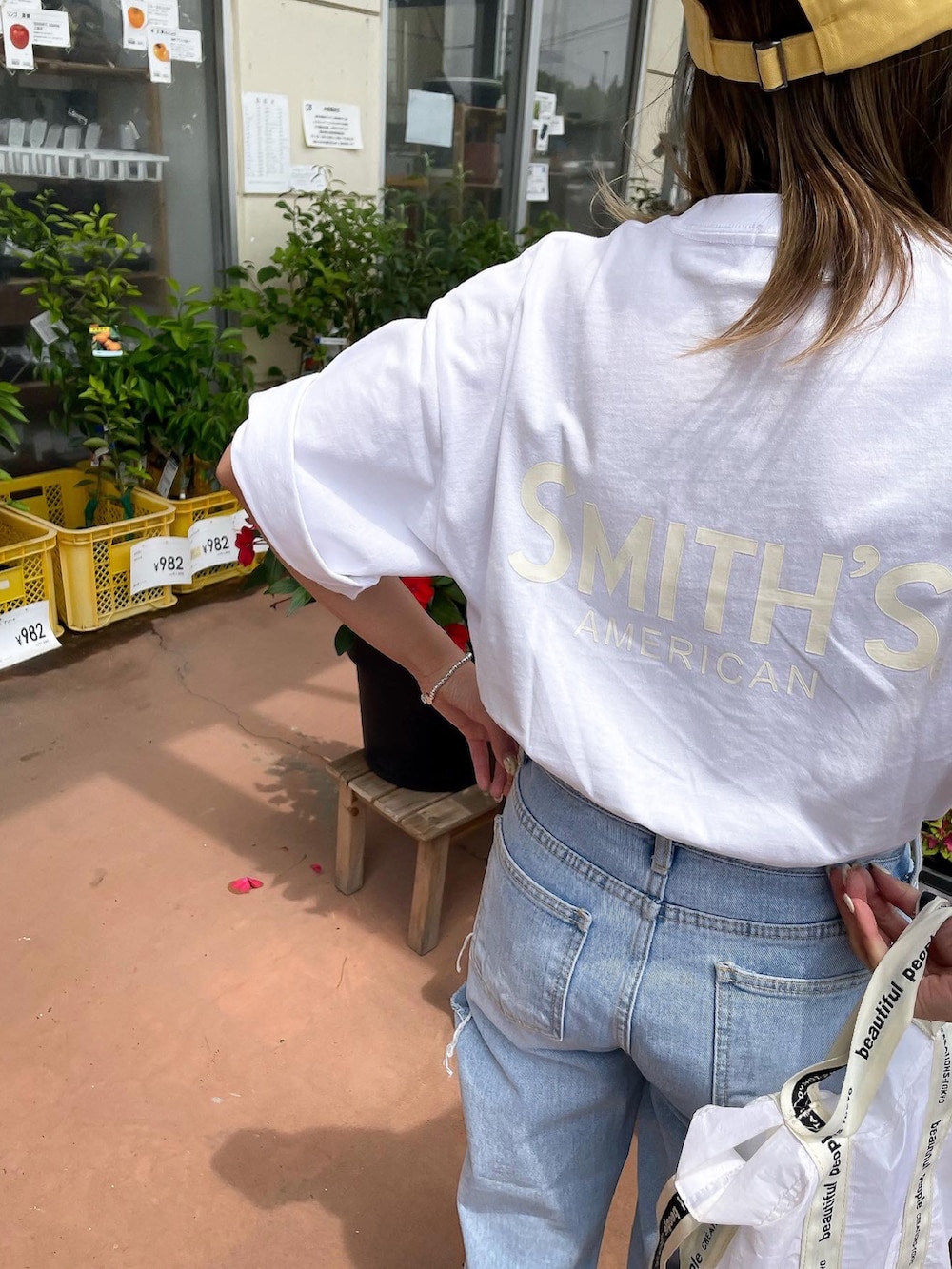 「休日スタイル、大人カジュアル、カジュアルコーデ、シンプル、シンプルコーデ、低身長、夏コーデ、カジュアル、ママコーデ、デニム、デニムコーデ、ロゴT、白Tシャツ、Polo Ralph Lauren、キャップ」｜「SMITH'SのSMITH'S(スミス)別注ロゴTシャツ（Tシャツ/カットソー、ホワイト系）」を使った、MIHOさん（レディース・152cm）の春コーディネートの3枚目の写真