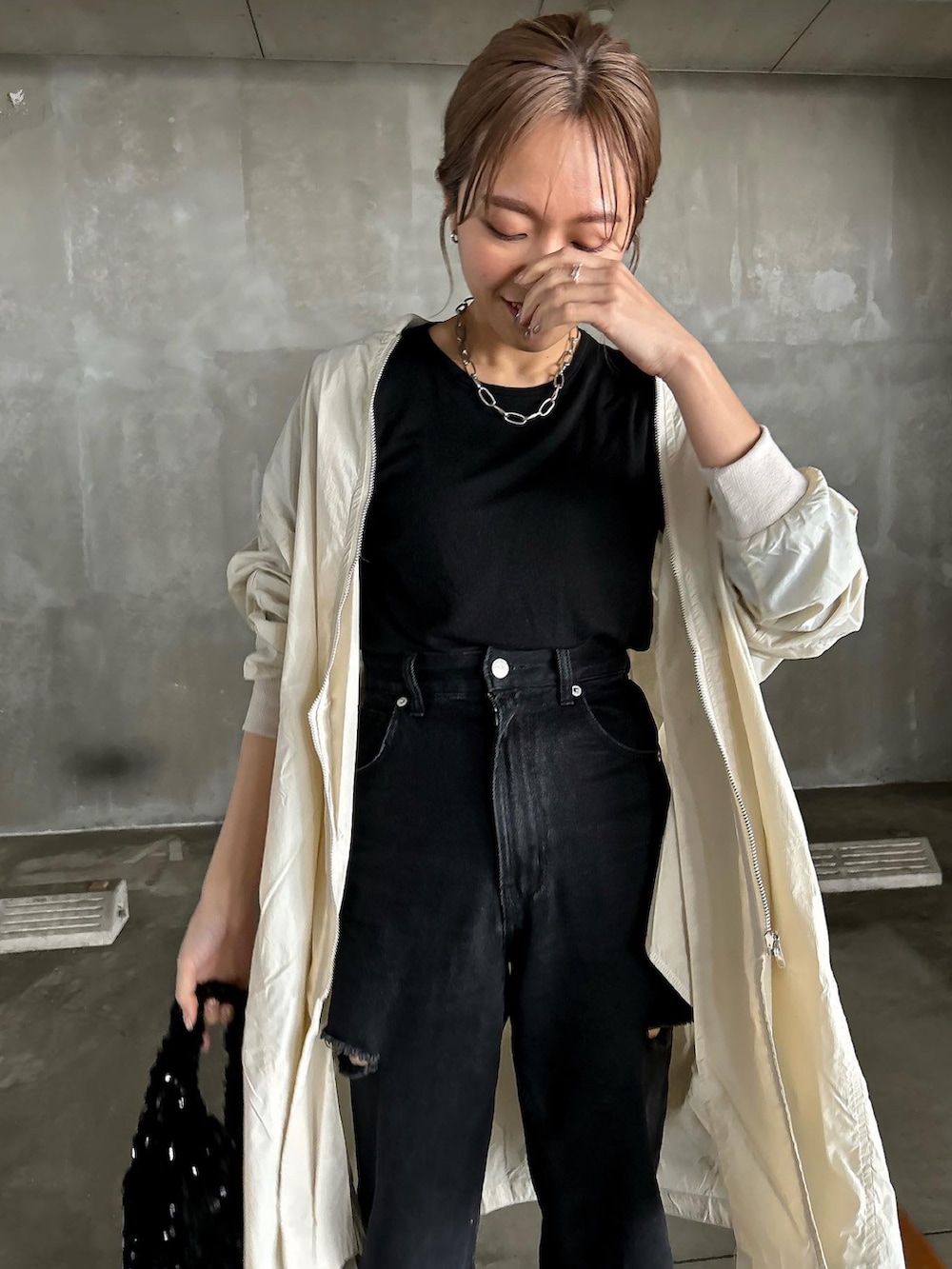 「いまどきジャケット写真、大人カジュアル、春服、ECRIRE、エクリール、シンプル、きれいめカジュアル、着回しコーデ、低身長、ブラックデニム、MA-1、モノトーン、NIKE、サンダルコーデ、ナイキ」｜「ECRIREの【nanaコラボ】さらっと一枚でキマる。オーバーサイズMA-1（MA-1、ホワイト系）」を使った、MIHOさん（レディース・152cm）の春コーディネートの5枚目の写真