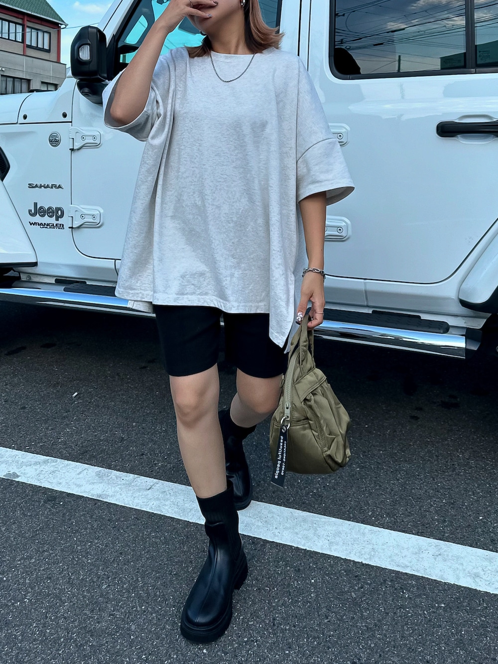 「秋服準備はじめました、カジュアルスタイル、お出かけコーデ、パンツスタイル、シンプルコーデ、tiptop、tiptop_pocket、tipコーデ、30代コーデ、低身長コーデ、プチプラ、ラフコーデ、モノトーンコーデ、シンプル、ラクチンコーデ」｜「tiptopの【2サイズ展開】アソートショートブーツ（ブーツ、ブラック系）」を使った、MIHOさん（レディース・151cm）の夏コーディネートの4枚目の写真