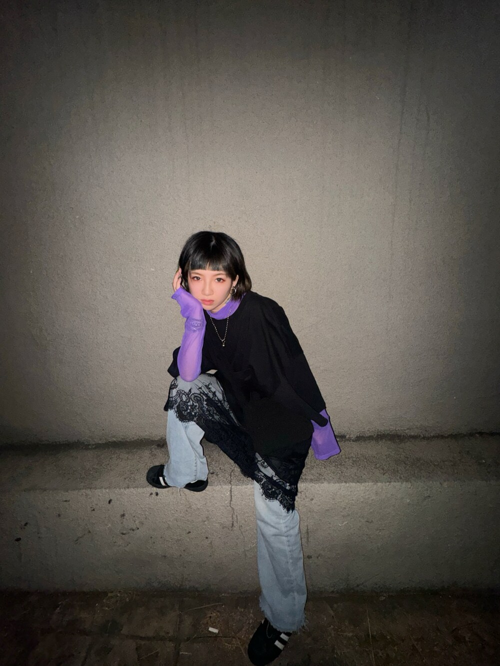 ブラック系のTシャツ/カットソーを着用したレディースの春コーディネートの3枚目の写真