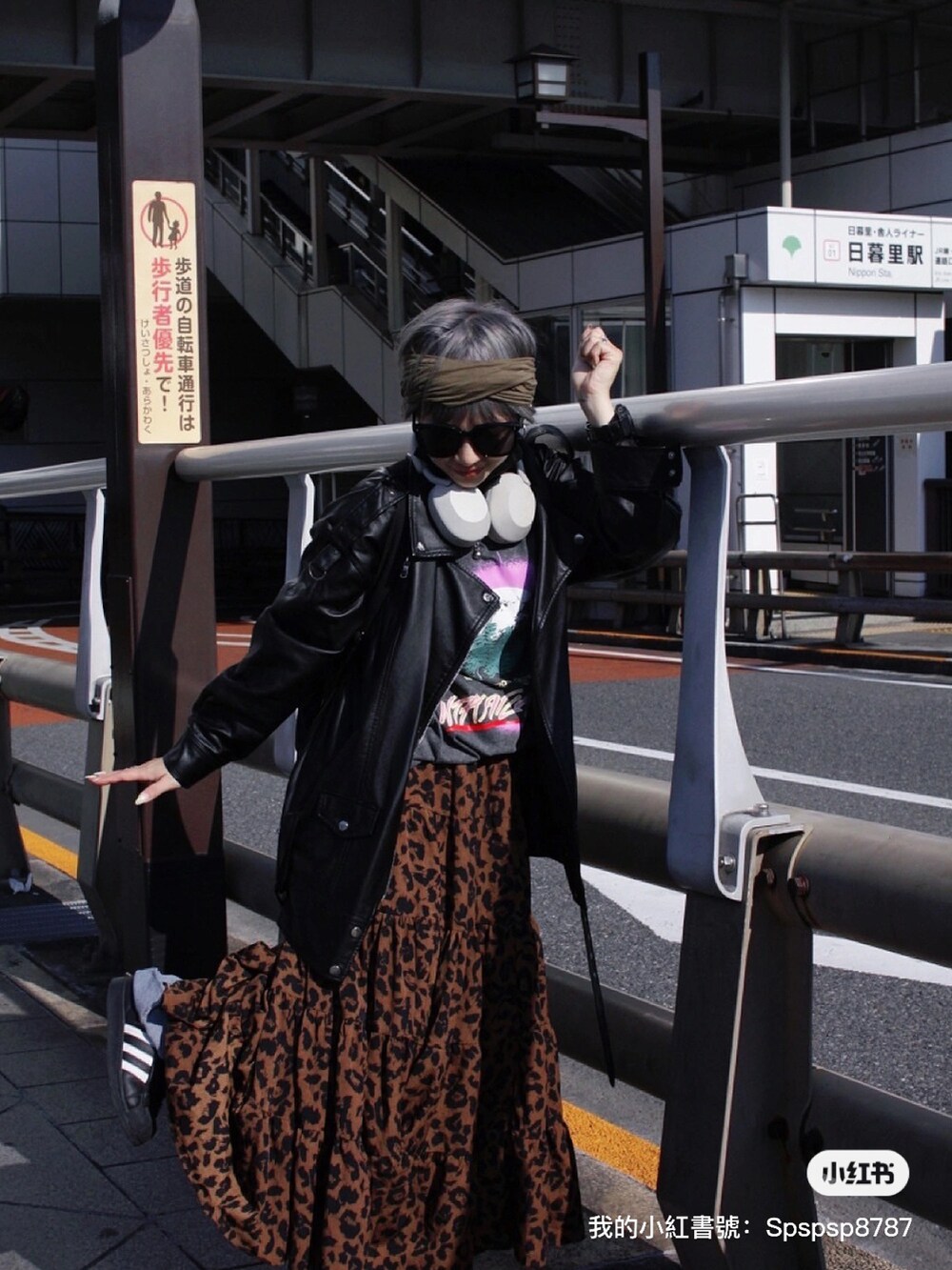 ブラック系のムートンコートを着用したレディースの春コーディネートの2枚目の写真