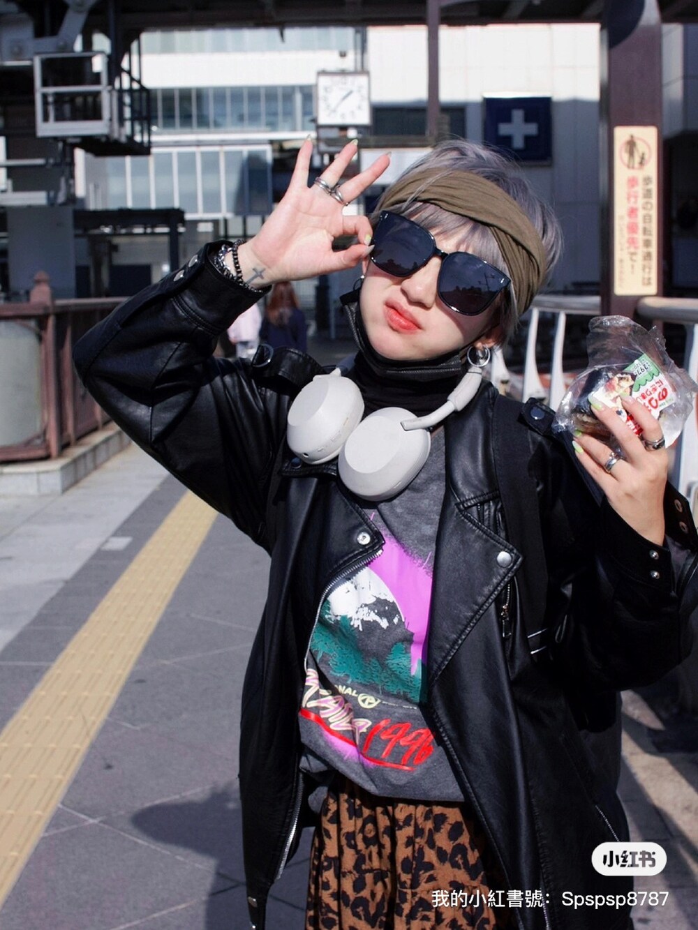 ブラック系のムートンコートを着用したレディースの春コーディネートの4枚目の写真