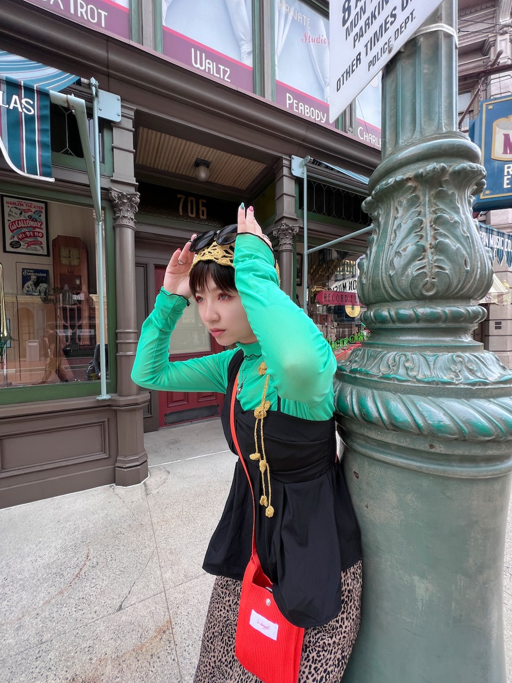 ベージュ系のスカートを着用したレディースの夏コーディネートの3枚目の写真