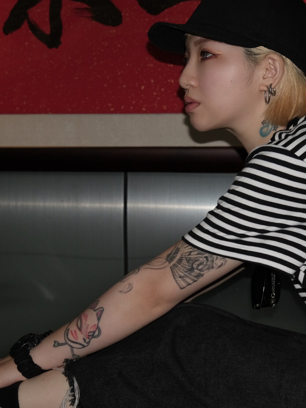 ブラック系のTシャツ/カットソーを着用したレディースの春コーディネートの5枚目の写真