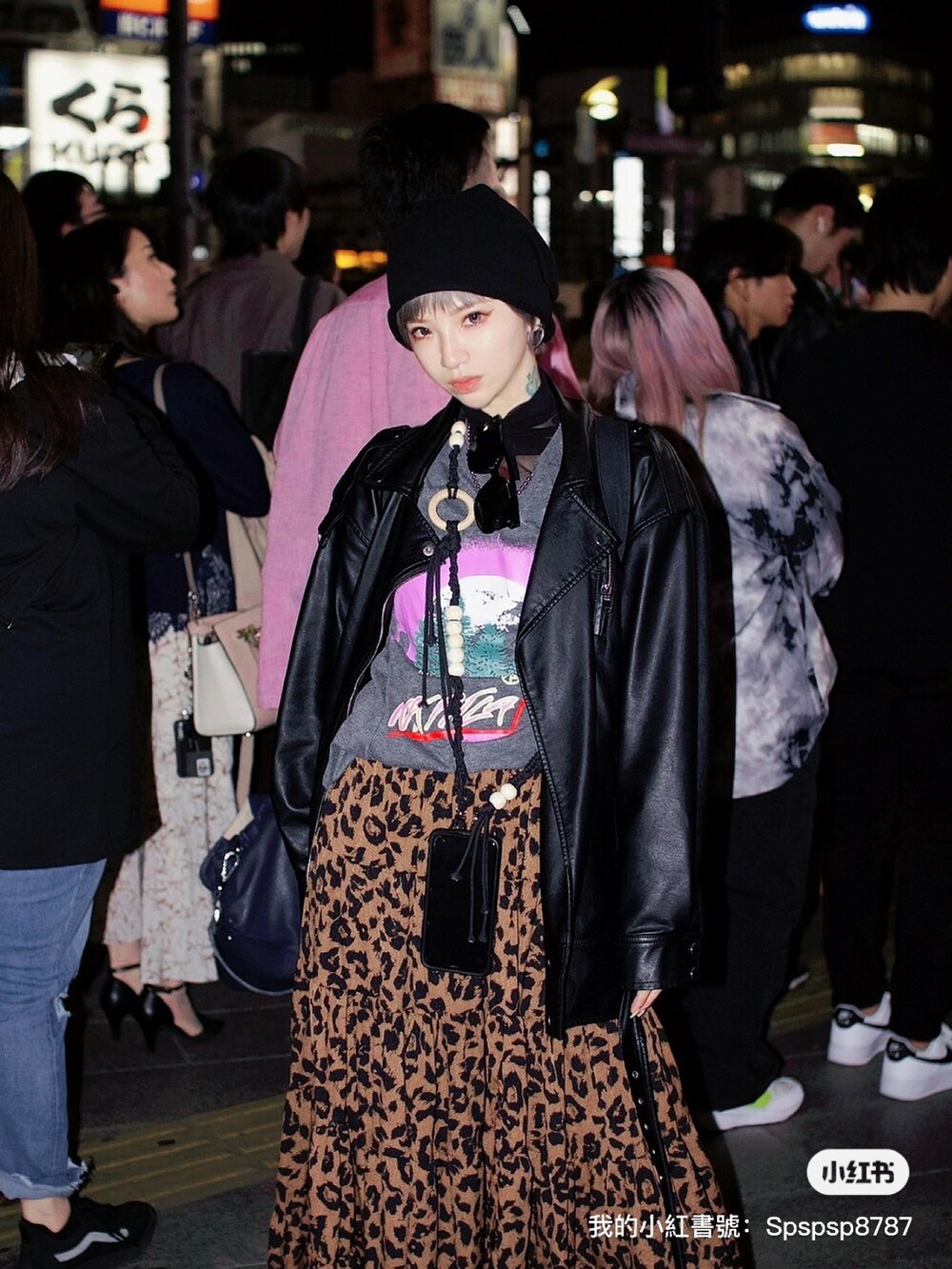 ブラック系のムートンコートを着用したレディースの春コーディネートの5枚目の写真