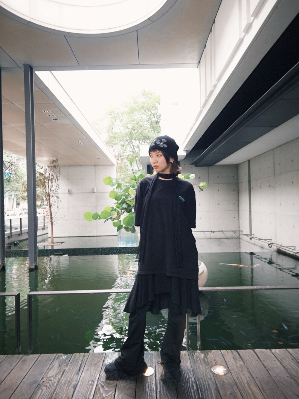 ブラック系のTシャツ/カットソーを着用したレディースの春コーディネートの3枚目の写真