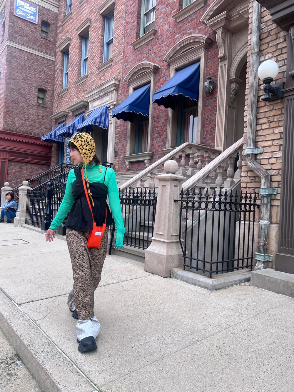 ベージュ系のスカートを着用したレディースの夏コーディネートの2枚目の写真