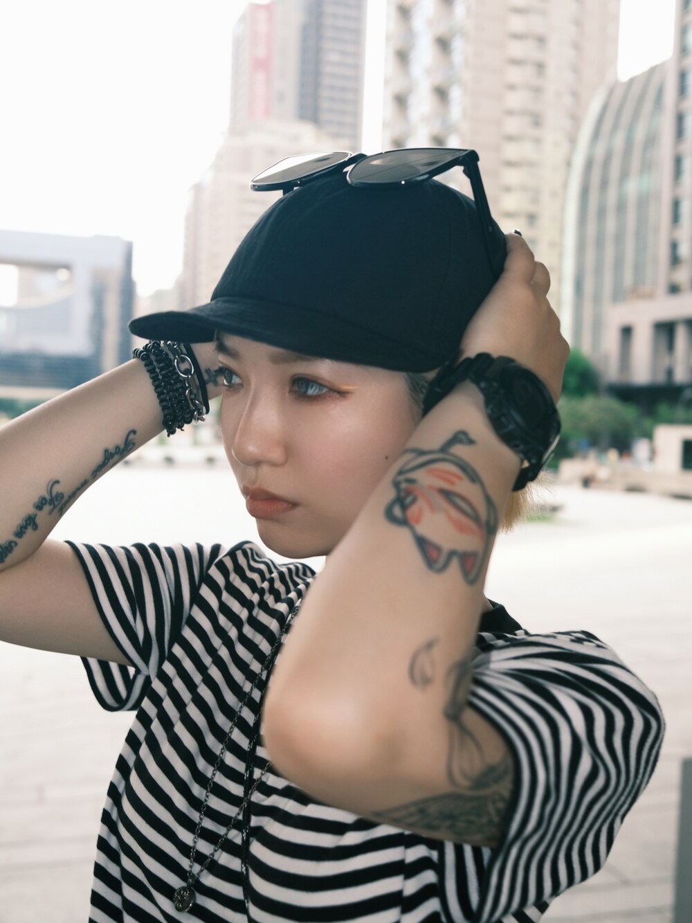 ブラック系のTシャツ/カットソーを着用したレディースの春コーディネートの2枚目の写真