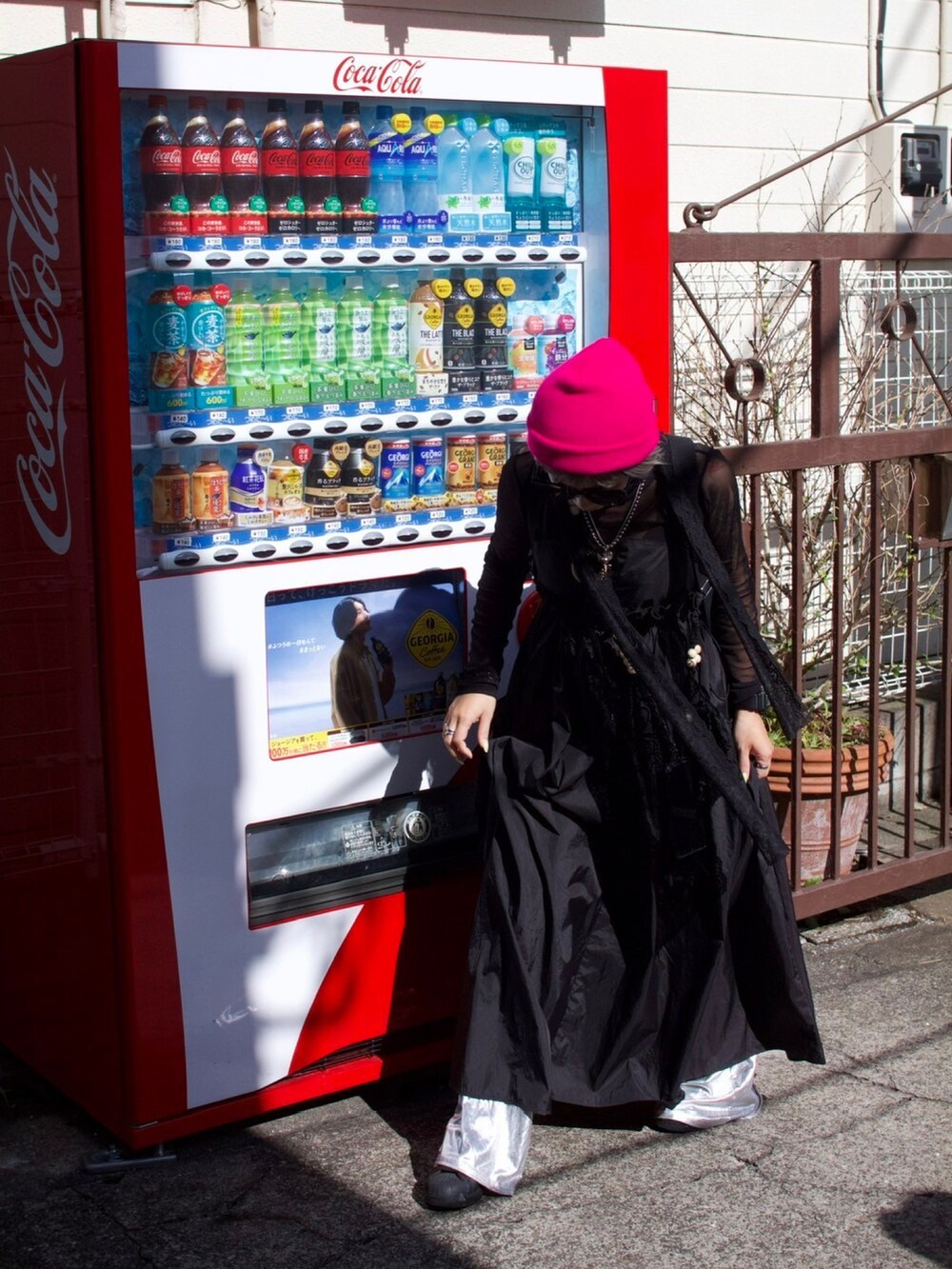 ブラック系のトップスを着用したレディースの春コーディネートの4枚目の写真